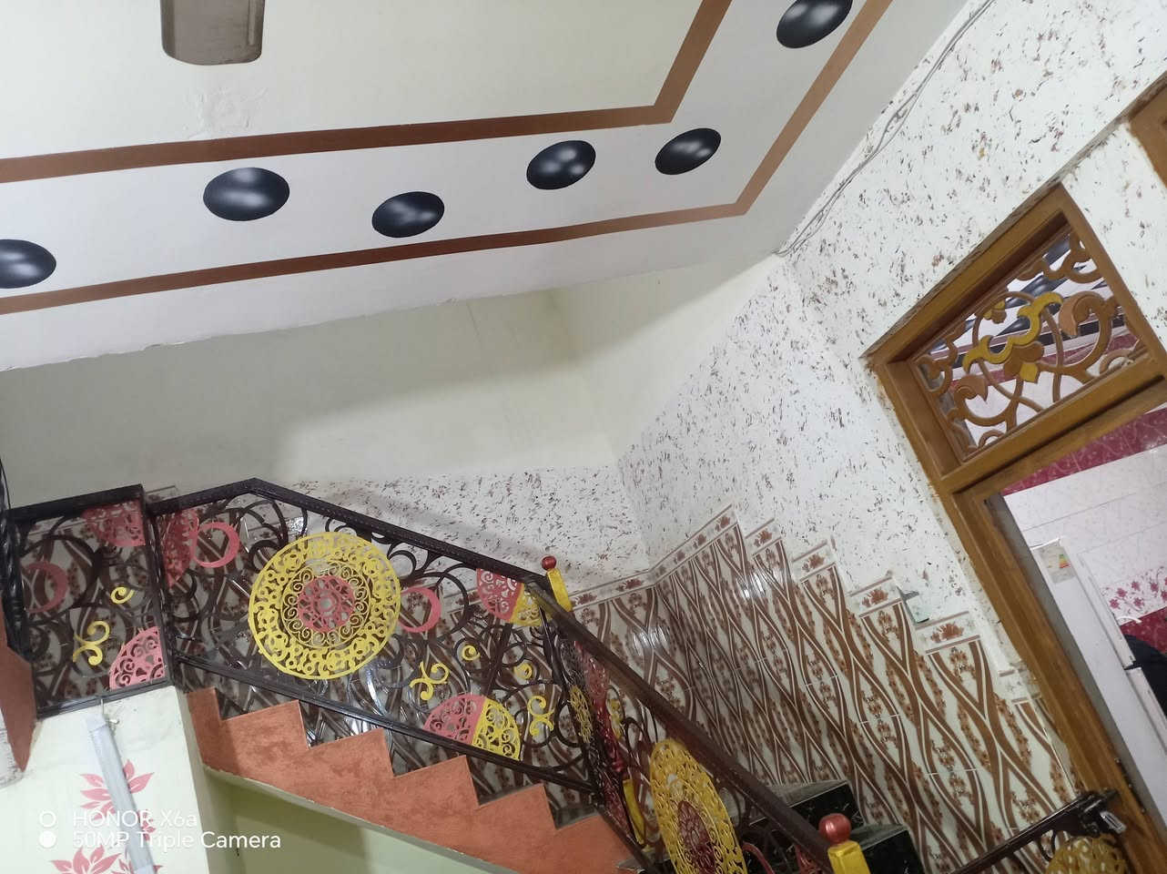 سلام عليكم بيت للبيع مساحه الكليه 340 العرض 15ونص النزال 22 بناء 170 غرفتين نوم، وصاله كبيره واستقبال ومطبخ صحيات خارجيه، وحمام داخلي البناء بلوك السطح صب ، طابو زراعي سند 25،المكان بالقرب من محطة الشيخ،
الاستفسار ***********
مكلف بلنشر
