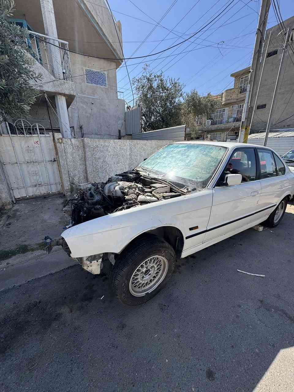 السلام عليكم دفع الله ماكان اعظم
عندي bmw525 مكينه مفتوح سويت بيها حادث دعمت تيل مثل ماموضح بل صور جاملغ وشاصي صفحه يمنه وتاير خلفي نعوجت بي طوبه 
صندوق 
جاملغات خلفيه 
بوب السيار 
نظيفات 
قماره صار بيها طعجه بسبب كيبل وكع عليها 
قماره بدون صبغ 
سياره مصبوغه حزام 
سياره مكينتها نظيفه بس بيها كيس مال مكينه نفطر من نضرب بل رصيف 
داخل سياره كله نظيف وشغال عندي بس دشبول من صفحه حادث ندفع شويه لان جامه اماميه نكسرت 
تايرات بس واحد نظيف 100‎%‎ بقيه بيهن كسور وعندي واحد تفلش 
جامه اماميه متفلشه 
جامات 4 كهربات وسنتر لوك شغال 
غراضها موجوده وموضحه بل صوره
اريدها 28 وبيها مجال 
***********عبدالله

