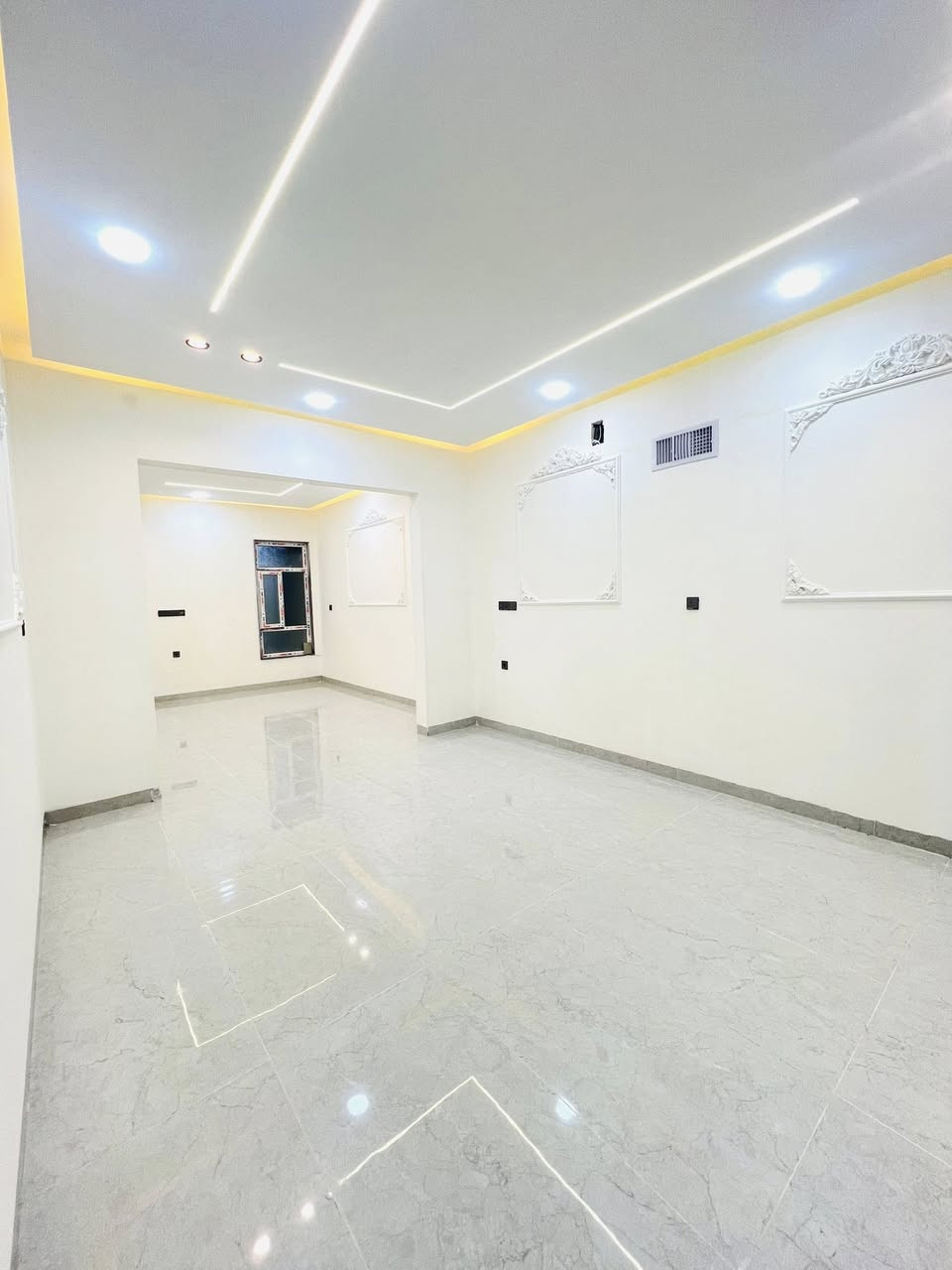 ‎دار للبيع في حي الملايين الاولى قرب جامع الصواف
‎المساحة:150م  | الواجهة:7.5

‎🔹 الطابق الأول: استقبال + هول + مطبخ + غرفتين نوم / صحيات داخليه وخارجيه 

‎🔹 الطابق الثاني: 3 غرف نوم  مع احد الغرف سويت + هول + صحيات

‎تسليم البيت فوري 🔸نظام البيت سبالت +دكتات +كاميرات

‎صنف الارض / زراعي بستان ملك صرف 

‎للاستفسار / ***********
