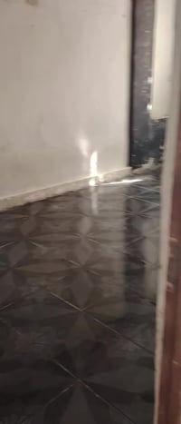 يوجد لدينا شقه للايجار  غرفة كلدور مطبخ صحيات  سعر الاجار 250 الف  حله...