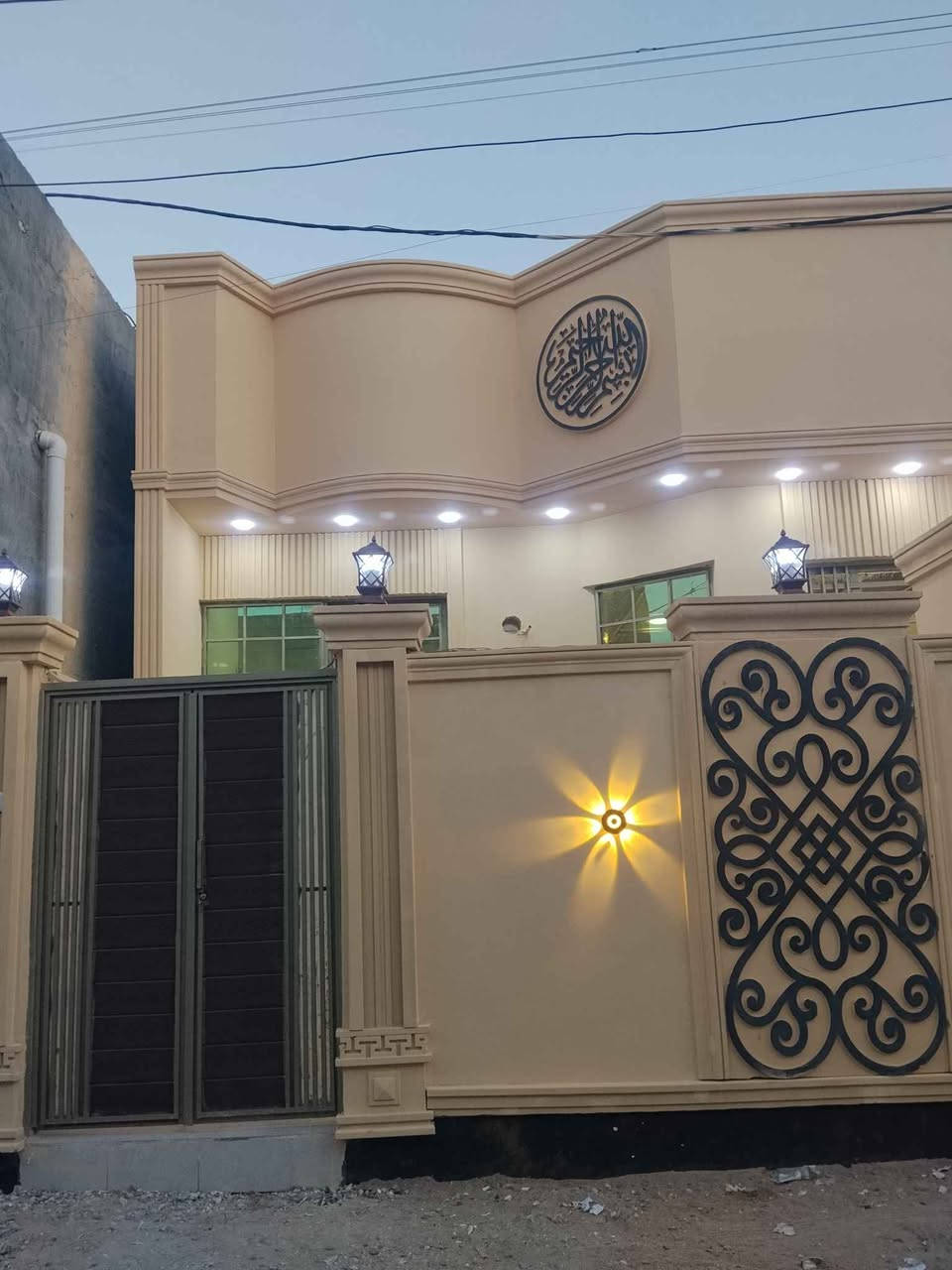 السلام عليكم بيتين للبيع المساحه كل بيت 125م طابو زراعي عراقي يحتوي كل بيت على قرفتين وصاله ومطبخ وديوانيه وصحيات العنوان بصره ابي الخصيب الصنكر الاتصال على الرقم التالي *********** البصرة, العراق
