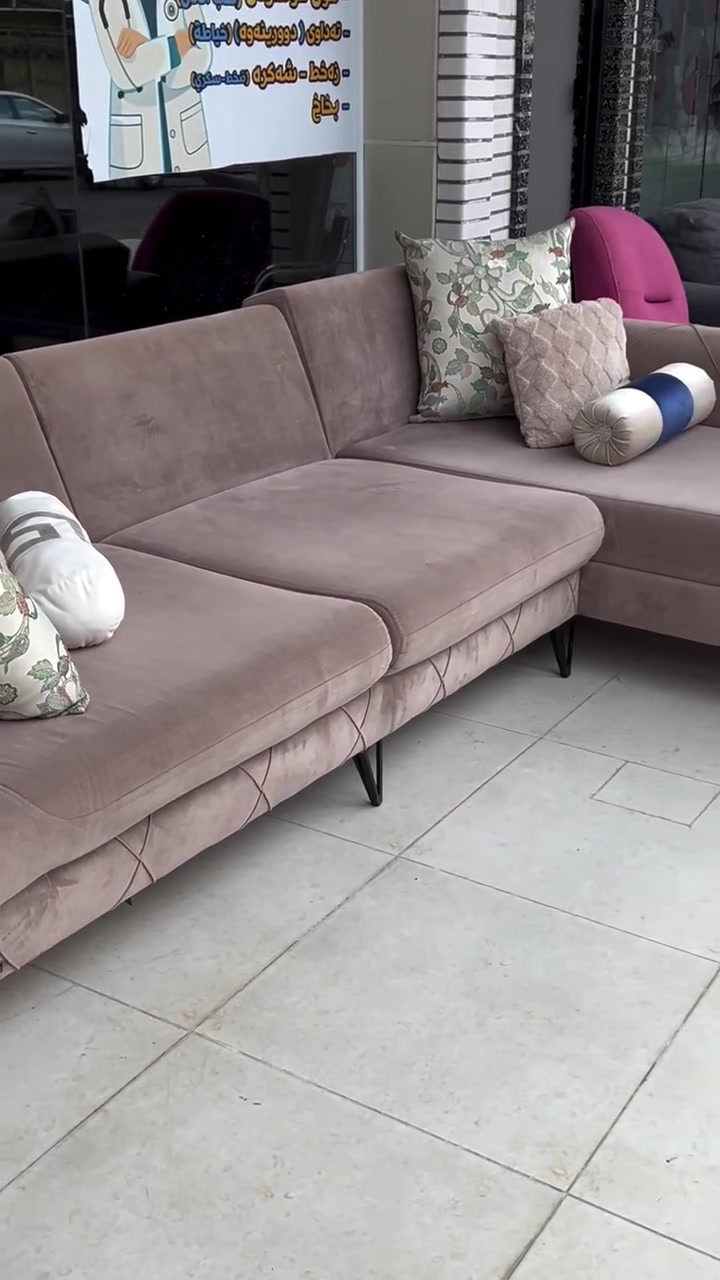 ‏كورنر تركي ماركه kilim كلش نضيف بمقعد جدا مريح بنضام  السرير. هيكل حديد وخشب زان  لون بيجي بقماش شامواه وتر بروف  قياسات الكورنر ٣سم /٢سم عنوانه اربيل زانكو ٩٩ يوجد توصيل ل بغداد وباقي المحافظات الأخرى 
***********  واتساب فقط علي
