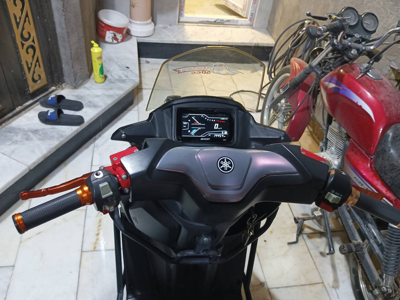 سكنز گوست 2025 جديده بمعنى الكلمه شخط واحد مابيها بيها وصل معرض ماشيه 14000 بس شاشه لمس بريك اي بي اس دسك امامي خلفي مو بنز شلعه ومعدل سرعتها 140 كلشي شغال بيها بس الباتري ضعيف لايت زنون عدسه كلش قوي سكن متغير لونها رصاصي سبع الوان حلو ومميز للبيع فقط قبل 15 يوم لو اقل اشتريتها بمليون وعارضها 800 ومستعجل على البيع عنواني كربلاء الملحق مقابل الطاقه *********** رقمي بي واتساب والخاص موجود
