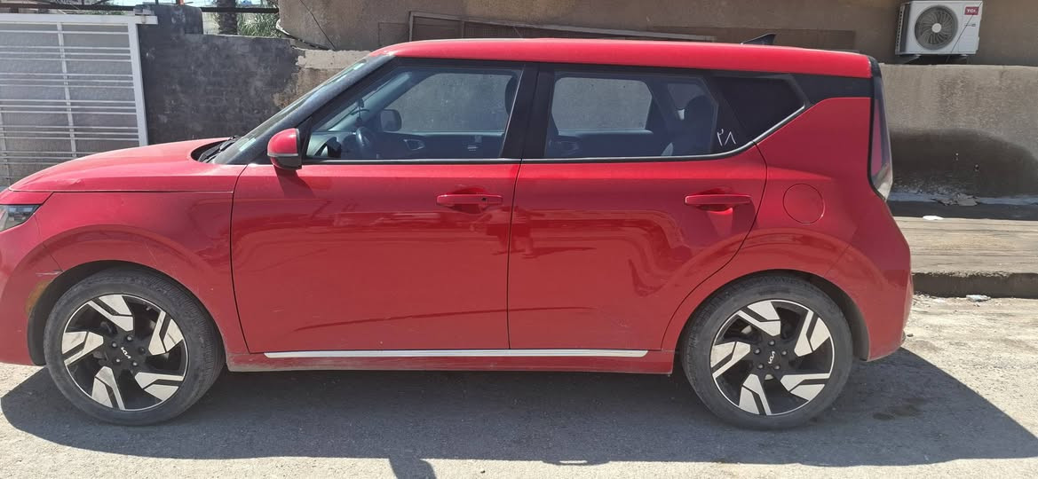 🚗 للبيع او  للمراوس فقط (سول GT-Line 2023)
​النوع: كيا سول GT-Line (فول مواصفات)
الموديل: 2023
الرقم: بغداد (بإسمي شخصياً - تحويل ثاني يوم)
المسافة المقطوعة: 42,500 كم
​🛠 حالة البدي والضرر:
• ​السيارة بدون صبغ نهائياً.
• ​تفاصيل الضرر: بارد وتكحيل كارت (شبرين) في البنيد أثر الحادث + خشم الجاملغ مع تعديل الجاملغ بارد + بارد قليل جداً في حافة الباب
• ​الدعامية: تبديل الدعامية الأمامية فقط.
• ​ملاحظة: توجد طخة بسيطة جداً في الباب الخلفي (جهة الراكب) أثر النقل (موضحة بالصور) ورصعة بالبنيد (طابوكة بسبب اطفال المنطقة )
• ​الإيرباگ: ضرر إيرباگ الدكة (الستيرن)  والدشبول مبدل بلادي.
​🔄 تفاصيل المراوس:
​أرغب بالمراوس مع السيارات 
• ​توسان موديل 2023.
• ​سبورتج موديل 2023.
• ​كونا موديل 2024 أو 2025.
​
• ​رقم بغداد.
• ​اللون: (أبيض / سلفر / سموك).
العنوان :- المحمودية إو الكرادة 
​📞 للتواصل:***********
