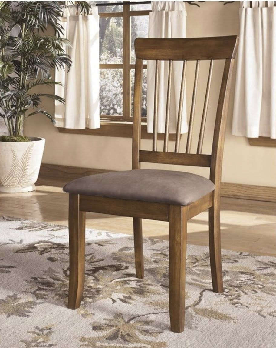 ميز طعام  ماركهAshly   اشلي المريكي  نسبة النضافة 100/100  متكون من 6كراسي هيكل بل كامل خشب زان طبيعي  (تكمه )  مغلف بقما 
ش شامواه  عنوانه اربيل زانكو 99 قرب مطعم كص سنگر يوجد توصيل ل بغداد ولباقي المحافظات  
*********** واتساب فقط علي
