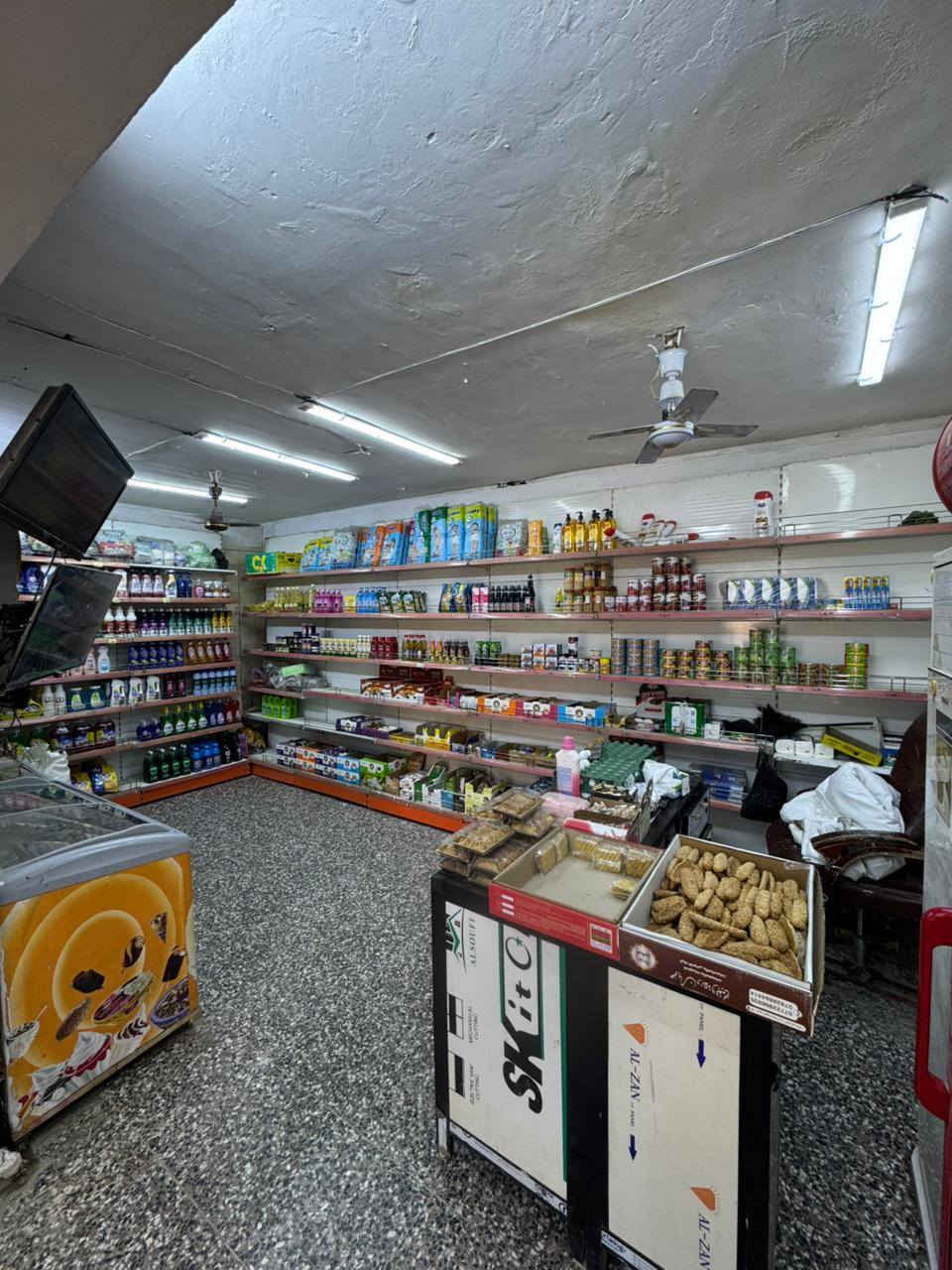 السلام عليكم رمضان كريم الا ناسنا الطيبة محل للبيع في شارع أبو عظام التجاري قرب مجمع ابو عظام مقابل الجامع المحل معروض بالتصوير كدامكم للاستفسار ع الرقم ***********
