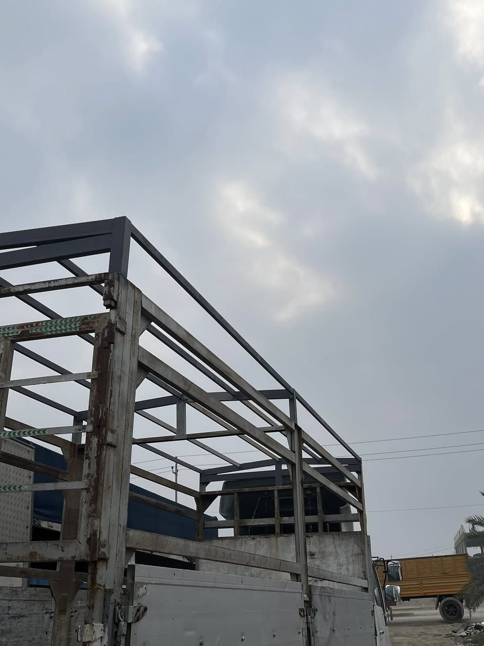 السلام عليكم للبيع قفص هينو كامل ***********
