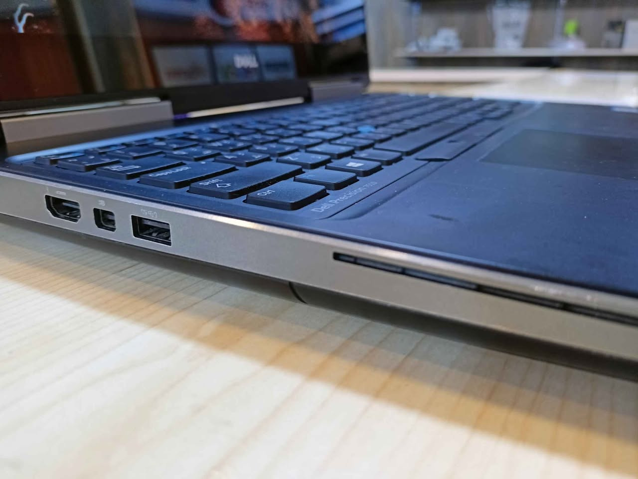 DELL 7510

* حجم الشاشة 15.6 ... شاشة لمس     فول اتش دي
* المعالج Coer i7  6820HQ
* الرام 8GB DDR4
* الهارد  SSD 256
- كارت الشاشة   M2000M.   4GB
* صحة البطارية     90 بالمية بحالة ممتازة
* الشاحنة الاصلية.   180 واط
* اللابتوب بحالة نظيفة جدا ...
**********************
السعر 300 الف يشمل التوصيل موصل, نينوى


**إذا كنت صاحب هذا الإعلان وتريد حذفه لأي سبب، رجاءا أرسل رسالة إلى الدعم الفني**