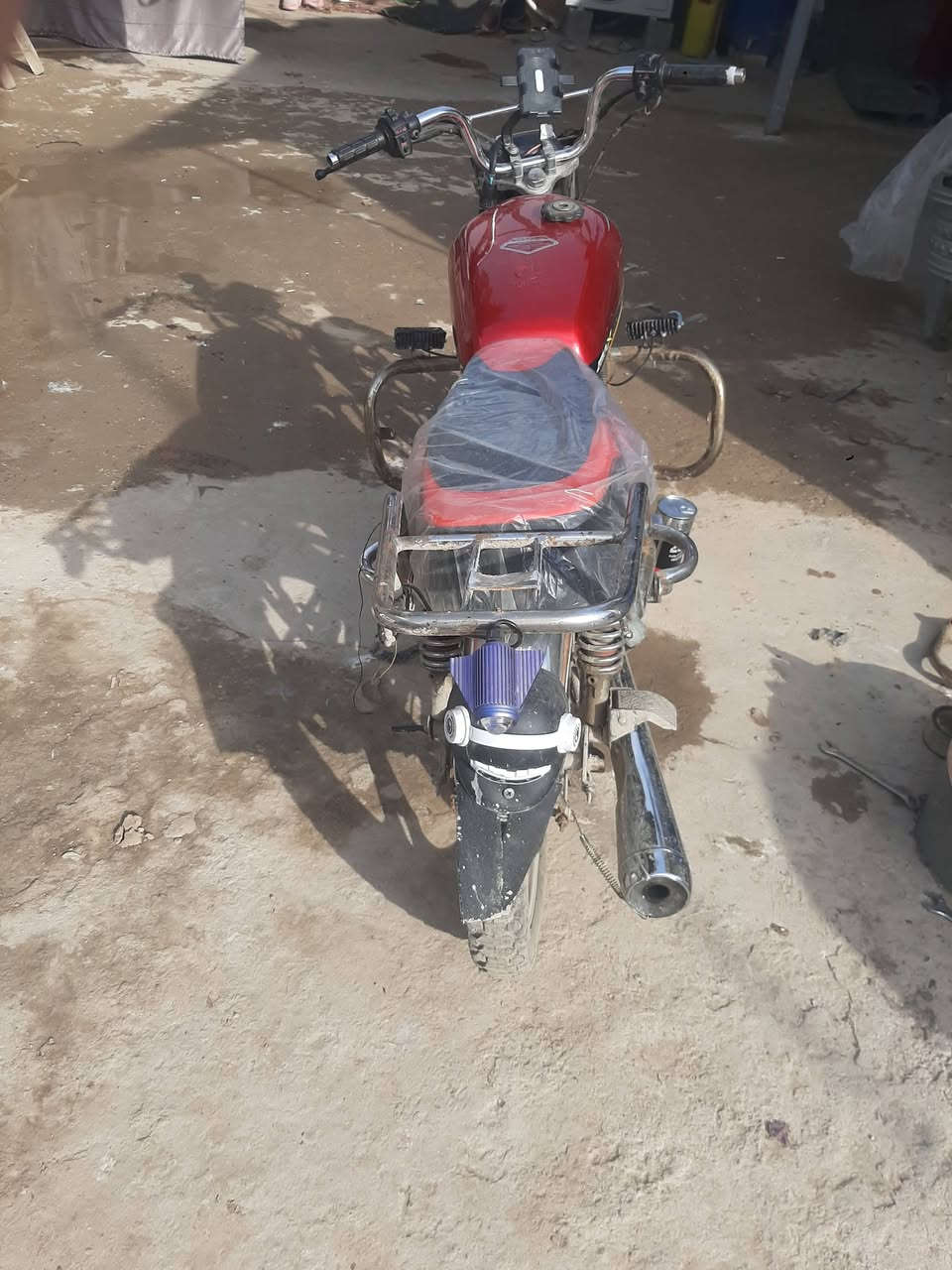 سلام عليكم دراجه سونك مديل ٢٣
اوراق اصولي كمرك مدفوع اتروح بس اتقدم على لوحات 
بيه نقص دشبول وشخاطه سلف فقط كهربائيات كلها شغاله 
المكينه خير من الله ونضافت الدراجه هم مثل ما اموضح بلصور ايرادلها خسله فقط السعر ٥٠٠ وبيها مجال للشراي يتصل  
***********
