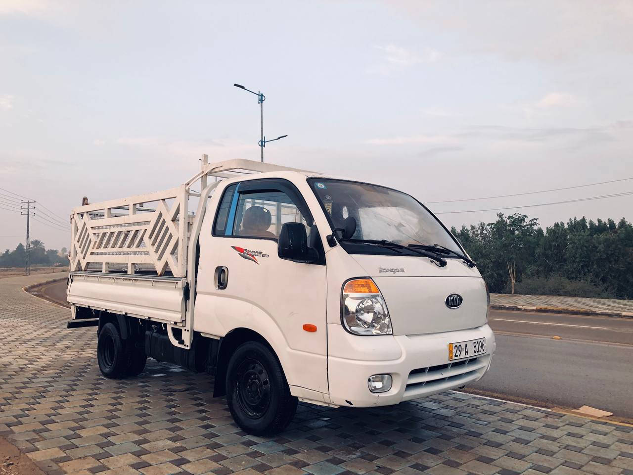 سلام عليكم
كيا حمل موديل 2007
رقم نكليزي
 كير ومكينه وأاكسل وحداديه مكفولات بس بيها تكحيلات بسيطه للجماليه
سعر 80وبيها مجال قليل
***********
