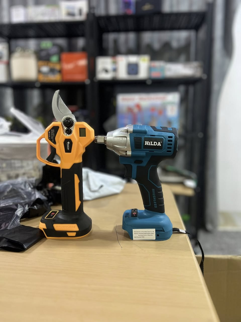 السلام عليكم 
دريل لقمة شد وفتح فحم بدون بطاريات ولا لقم
+ مقص للأشجار او البلاستك بي شاشة LCD ايضاً بدون بطاريات وفحم 
سعر القطعتين 25 الف


**إذا كنت صاحب هذا الإعلان وتريد حذفه لأي سبب، رجاءا أرسل رسالة إلى الدعم الفني**