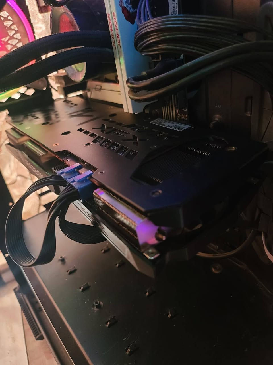 تجميعة للمراوس بلابتوب كيمنك
مواصفات
Intel i5 10400f
البورد تدعم جيل 10 و11 وبيها وايفاي وبلوتوث
 و تدعم ايضا منفذ M.2

Mother board H510M-A WIFI
RAM 16 3200
 RX 6700XT XFX 309
POWER SUPPLY 650W
SSD 1T
HDD 1T
الشاشة
Samsung G5
27° 2k 165Hz منحنية


**إذا كنت صاحب هذا الإعلان وتريد حذفه لأي سبب، رجاءا أرسل رسالة إلى الدعم الفني**