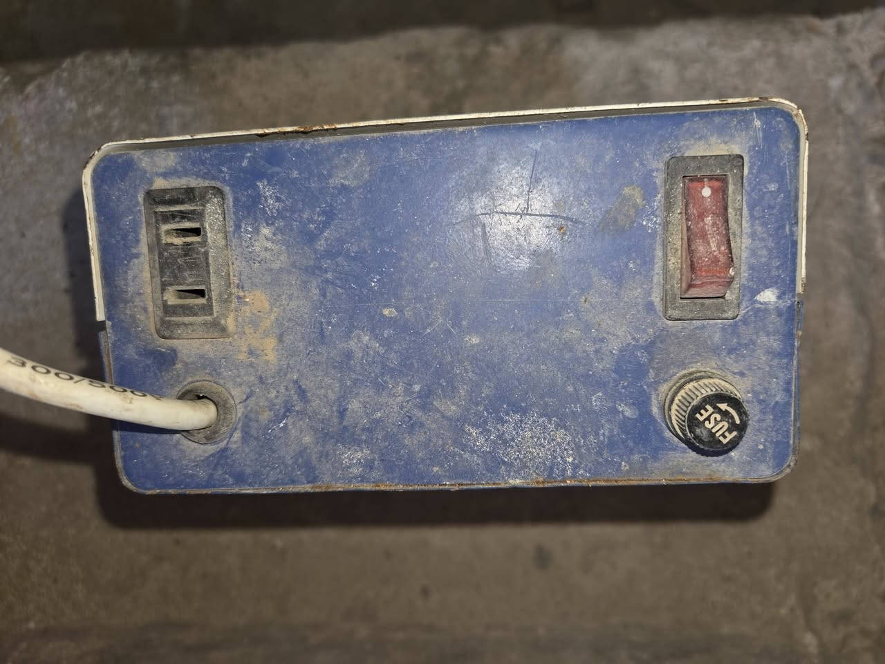 محول كهرباء 1000 واط (220V إلى 110V)
محول كهربائي (Transformer) قدرة 1000 واط، يحول الكهرباء من 220 فولت إلى 110 فولت،
المواصفات:
القدرة: 1000W
الإدخال: 220V
الإخراج: 110V


**إذا كنت صاحب هذا الإعلان وتريد حذفه لأي سبب، رجاءا أرسل رسالة إلى الدعم الفني**