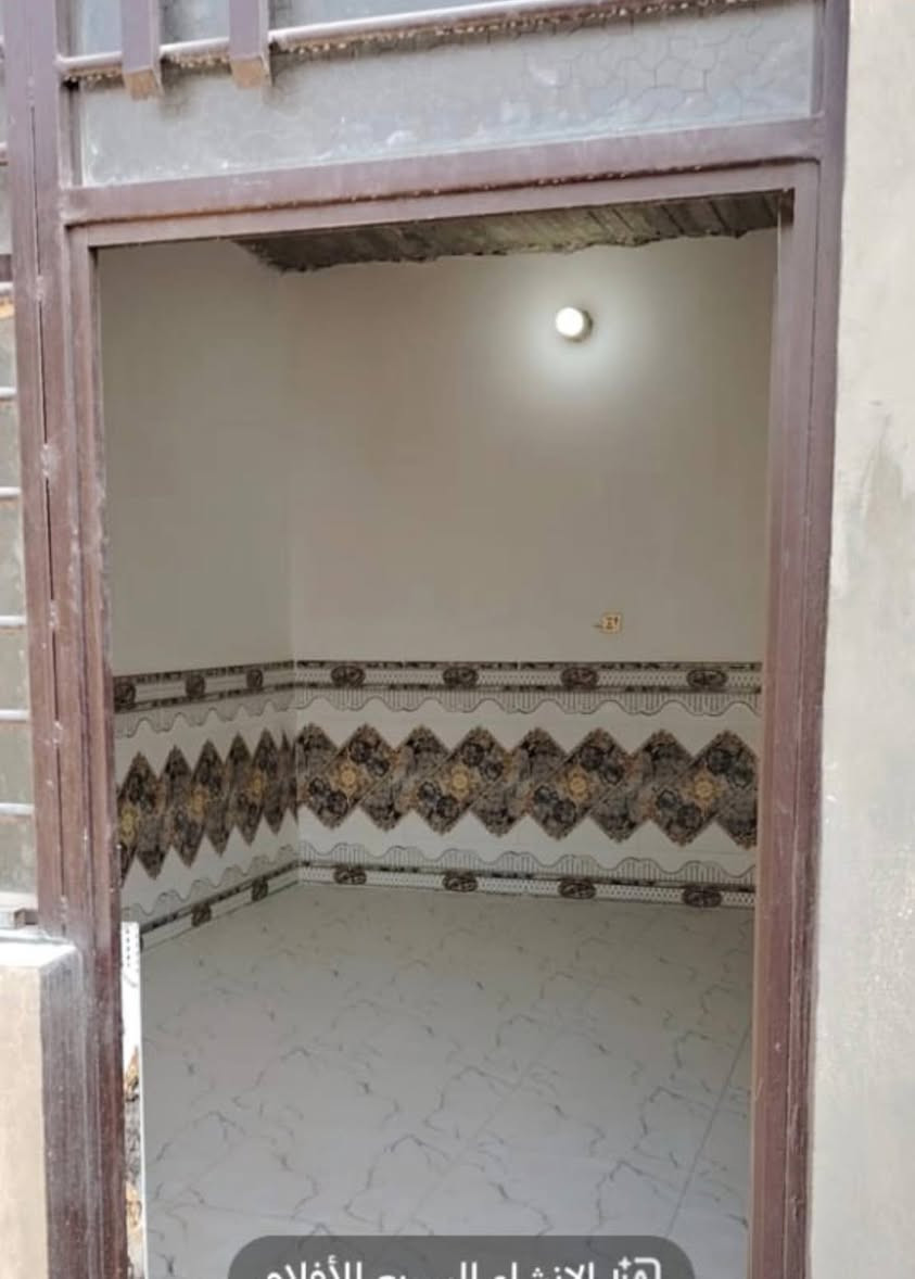 عروض اجار الكوفه البراكيه شارع المطار القديم 
الاعرض الاول 
دار للأجار مساحه 100 متر فول نضافه مقابيل أسواق بركات الزهراء 
غرفه وصاله ومطبخ واستقبال مغاسل داخليه و خارجيه 
مطلوب عائله زغيره تحافظ على الدار ويكون دفع الأجار كل شهرين سوه 
سعر الأجار 200 قفل 
العرض الثاني 
دار للأجار مساحه 100 متر نضيف 
غرفه وصاله ومطبخ واستقبال مغاسل داخليه و خارجيه 
شارع المطار القديم قرب اسواق الأمير 
سعر الأجار 200 الف 
3العرض الثالث 
دار للأجار مساحه 100متر نضيف 
غرفه وصاله ومطبخ واستقبال مغاسل داخليه و خارجيه 
شارع المطار القديم مقابيل مجمع عياده  البراكيه الخيري أو قرب اسواق فارس 
سعر لأجار 150 قفل 
4العرض الرابع 
دار للأجار مساحه 100 متر 
غرفه وصاله ومطبخ واستقبال مغاسل داخليه و خارجيه 
شارع المطار القديم قرب اسواق عسوله 
سعر الأجار 175 
للتواصل الاتصال على الرقم *********** أو مراسلة الصفحه واتساب متوفر مكتب الياسري للعقار والمقاولات
