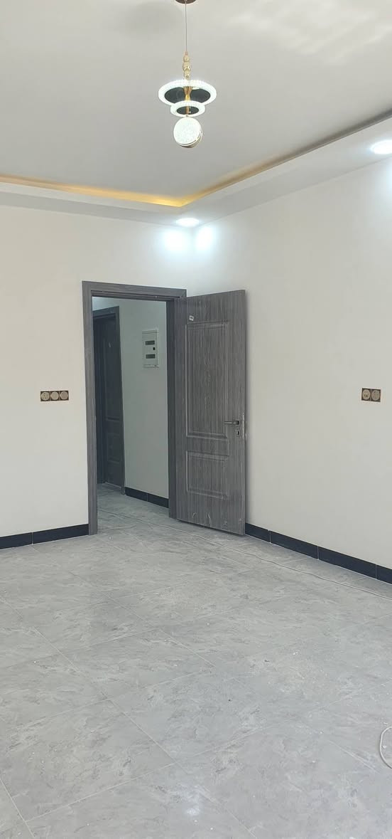 🔥للبيع🔥للبيع🔥شارع 15دارين سكني بناء حديث zero
#الموقع حي السماح الاساتذه خلف المستوصف
#المساحه 150متر واجهة 7.5×20
يتكون من طابقين ...... 
#الطابق_الاول كراج, مطبخ ,حار, بارد, استقبال ,هول غرفتين نوم ,صحيات 
#الطابق_الثاني ثلاث غرف نوم هول صحيات 
✅الدار بناء حديث 2025 واجهة حلان نظام دكتات دش كاميرات شباك ألومنيوم سلايت... 
للاستفسار عن السعر وباقي التفاصيل
 الاتصال على الارقام 
***********
***********
