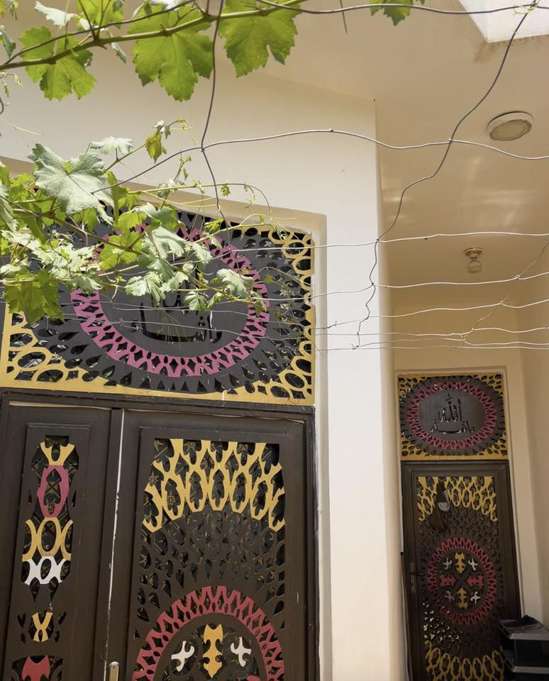 السلام عليكم دار للبيع النجف مزارع ميسان مقابل العسكري عمود 240المساحه 100متر بناء درجه اولا جديد***********
