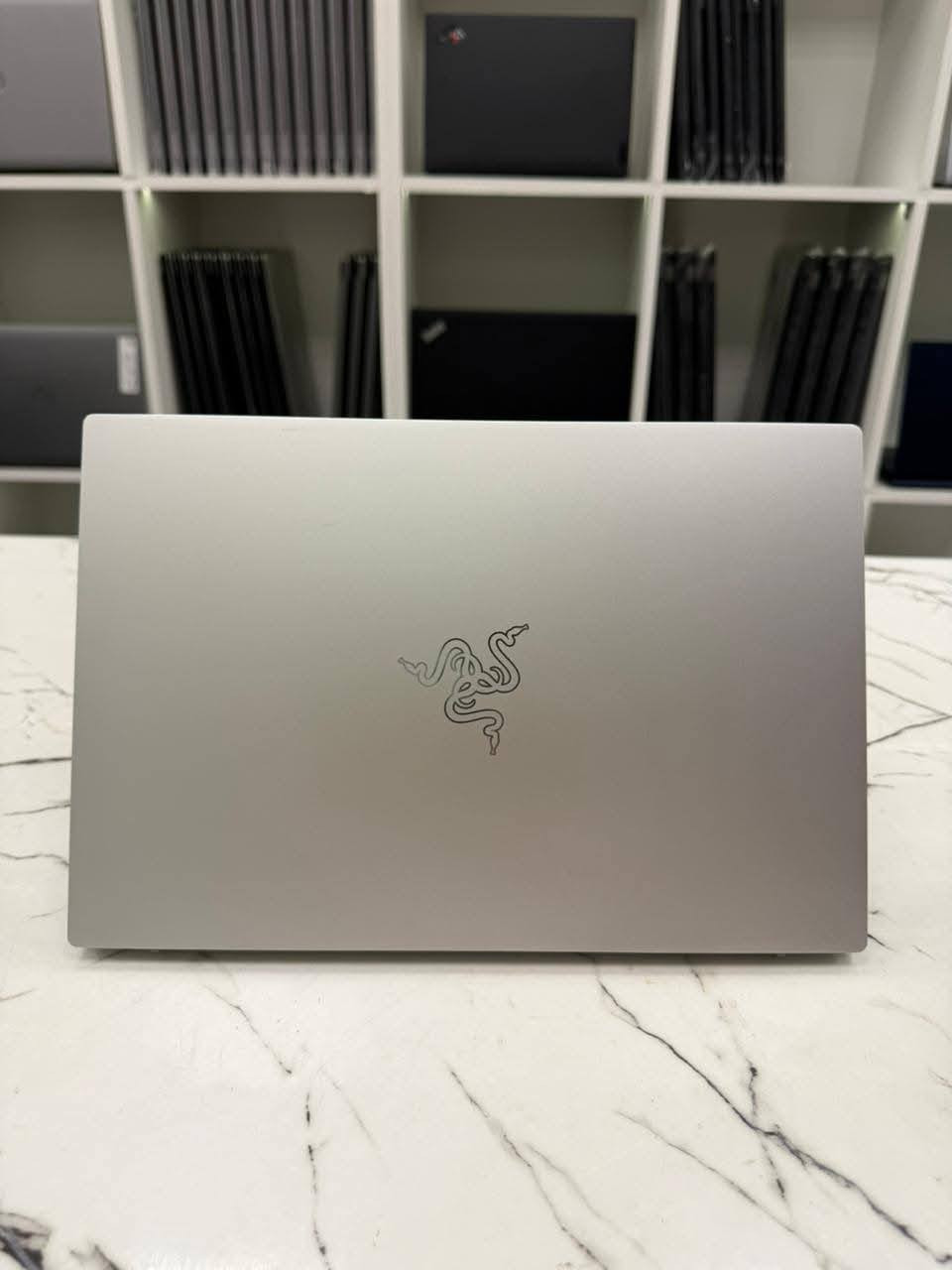 ​🔥 Model: Razer Blade 13 Stealth Ultrabook Luxury 🔥
Color: Premium CNC Aluminum Black

​OS: Windows 11

​Processor: Intel Core i7 (11th Gen)

​RAM: 16GB LPDDR4X

​Storage: 256GB PCIe NVMe SSD (قابل للترقية / شیاوی بەرزکردنەوە)

​Display: 13.3-inch IPS Touchscreen (لمس)

​Resolution: 4K UHD (دقة ألوان خرافية للمصممين والمهندسين)

​Refresh Rate: 60Hz

​🔂 لكل محبي الفخامة والأداء العالي، جهاز غني عن التعريف مصمم من الألمنيوم بالكامل ونحيف جداً مثالي للتنقل والدراسة والعمل الهندسي. الكمية المتوفرة محدودة جداً (عدد قطع قليل).

​🔂 بۆ کڕیارانی ئازیز و ئارەزوومەندانی مۆدێلی مۆدێرن و شاهانە، ئەم لابتۆپە بە تەواوی لە ئەلەمنیۆم دروستکراوە، زۆر تەنک و سووکە و گونجاوە بۆ هاتوچۆ، دیزاین و شاشەکەی ڕکابەری باشترینەکان دەکات. تەنها ژمارەیەکی کەم بەردەستە.

​☎️ للتواصل عبر الواتساب أو الماسنجر:

☎️ بۆ پەیوەندی لە ڕێی ماسنجەر یان واتسئاپ:

الرقم / ژمارە: ***********

​📍 الموقع: كركوك - بنجة علي - لابتوبات خبيب

📍 ناونیشان: کەرکووک - پەنجە عەلی 

​🚚 يوجد توصيل لكافة محافظات العراق

🚚 گەیاندنمان هەیە بۆ هەموو پارێزگاکانی عێراق
