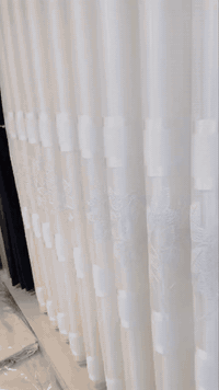 بردة كاملة للبيع جديدة عرضها 115 وارتفاعها 230 مع البنر مالها لون ابيض...