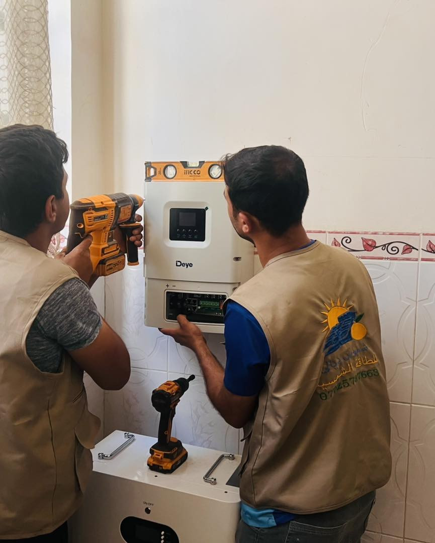 🌞⚡ بفضل الله تم تنصيب منظومة طاقة شمسية متكاملة في منطقة الحويش ⚡🌞

✅ منظومة توفر 20 أمبير نهاري  
🌙 + 15 أمبير تشغيل ليلي لمدة 3 ساعات  
باستخدام مكونات أصلية من براندات عالمية لضمان أفضل أداء واعتمادية.

🔹 مكونات المنظومة:

🔋 انفيرتر Deye Off-Grid  
قدرة 6 كيلوواط — عدد 1  
✅ ضمان 5 سنوات (استبدال أو صيانة)

🔋 بطارية ليثيوم سعة 16 كيلوواط  
عدد 1  
✅ ضمان 7 سنوات صيانة

☀️ ألواح شمسية 620 واط  
براند عالمي — عدد 9 ألواح  
✅ ضمان 12 سنة

🏗️ هيكل حديد مغلون بسماكة 1.7 ملم  
مع صبات كونكريتية قوية وثابتة

⚡ كيبلات وبوردات AC/DC  
مع جهاز تحويل بارد منفصل

✅ تركيب احترافي  
✅ أداء ثابت وكفاءة عالية  
✅ راحة مستمرة بعيداً عن انقطاع الكهرباء والمولدات

🏢 مكتب شموس ديالى للطاقة الشمسية

📞 للحجز والاستفسار:
077257876


**إذا كنت صاحب هذا الإعلان وتريد حذفه لأي سبب، رجاءا أرسل رسالة إلى الدعم الفني**