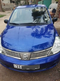 نيسان فيرسا 2010 نضيفه كير محرك مكفول  بيها صبغ تقريبا أربع قطع أعتبره...