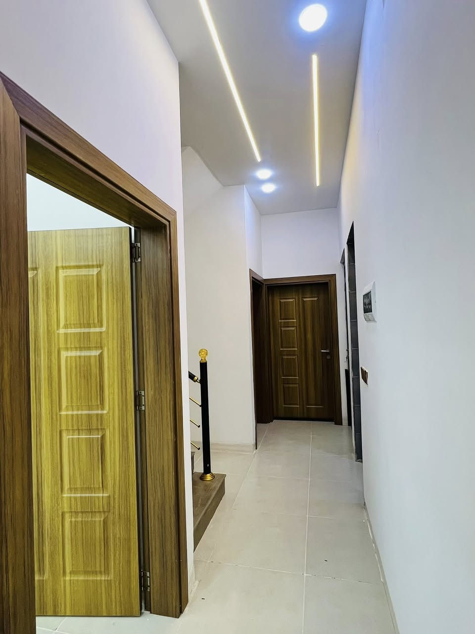 دار للبيع في حي الملايين الاولى مساحة البيت  140 م واجهة 7.5
‎🔹 الطابق الأول: استقبال + هول + مطبخ + غرفتين نوم / صحيات داخليه  

‎🔹 الطابق الثاني: 3 غرف نوم   +  هول + صحيات 

‎نظام البيت دكتات

‎صنف الارض / زراعي بستان ملك صرف + وصل تمليك بلدية 

‎للاستفسار / ***********
