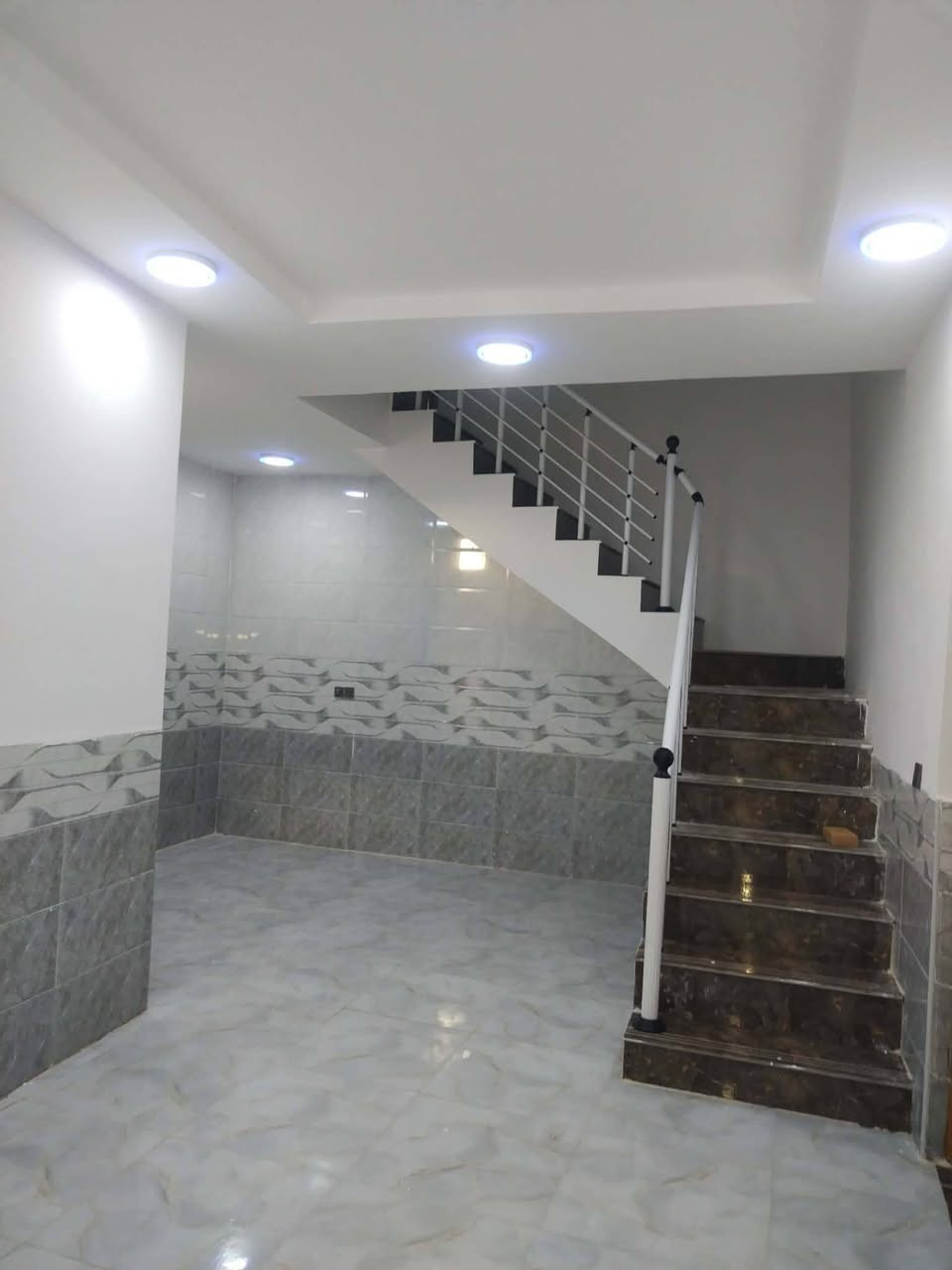 سلام عليكم  100 متر مربعه بناء طابوك صب كونكريت يحتوي على غرفتين او صاله وستقبال شارع المطار بشارع علكم بشارع حاتم الخير نهايت المقرنص بل بدايه  ***********
