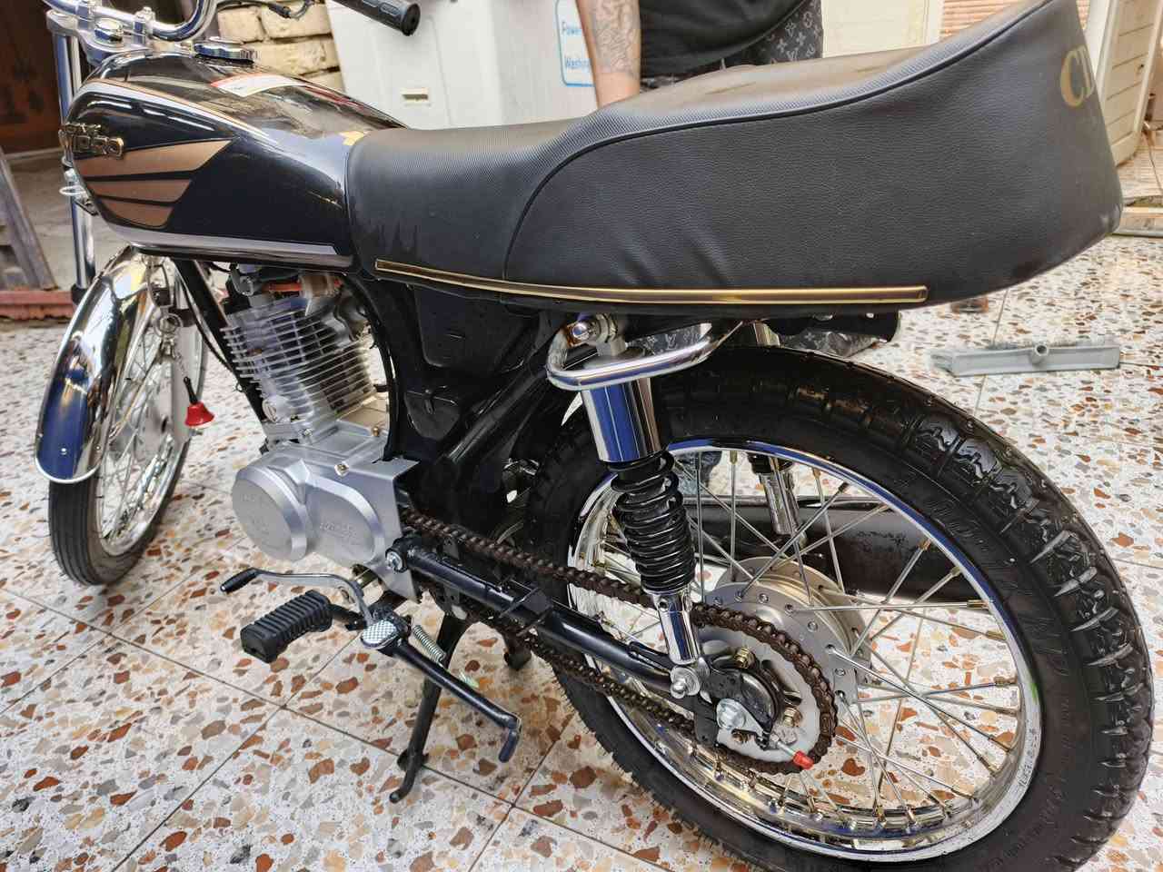 سلام عليكم الدراجه للبيع اوراق سكنر صارلهه شهر من عمرتهه دراجه انضف من الصوره  يجي خاص لو يتصل ,***********
