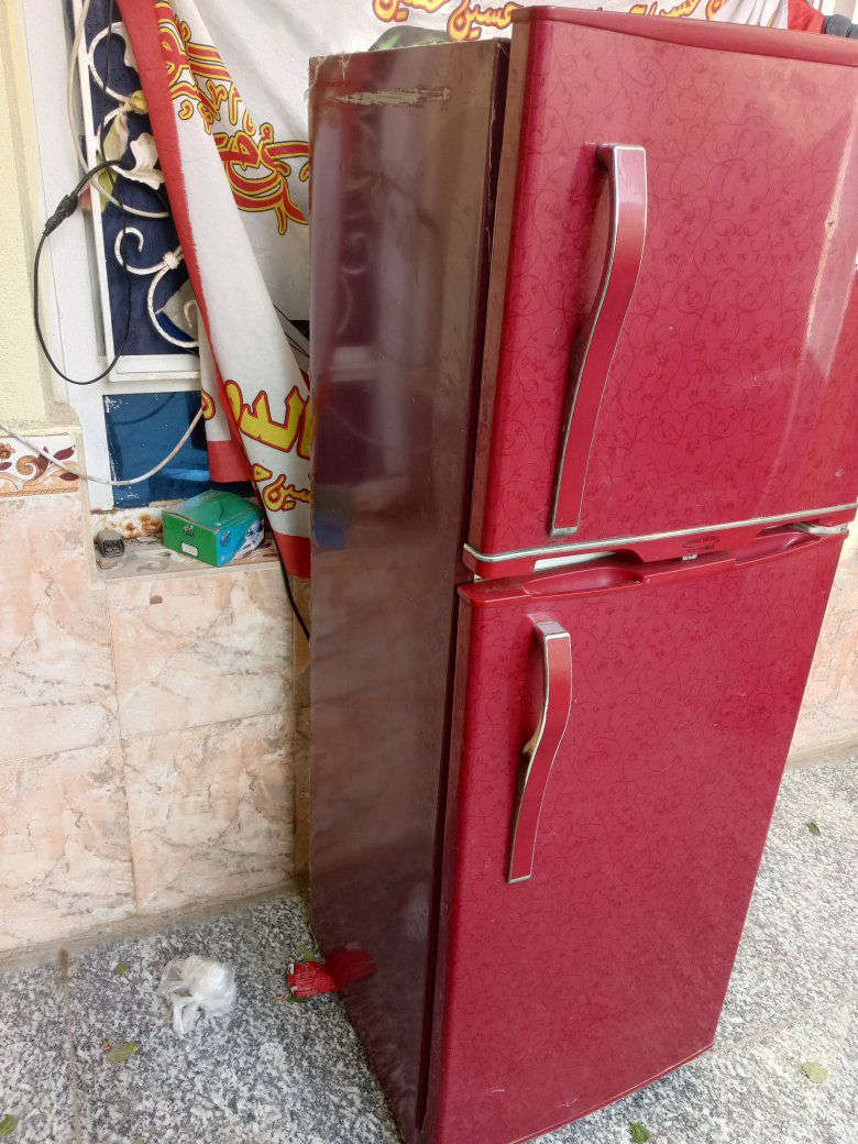 سلام عليكم ثلاجه للبيع شغاله ما بيه اي عطل او تبديل نظيفه كلش او تبريد شغال  ..السعر ٢٠٠ مستعجل عليه كلش او بيه مجال قليل ***********
