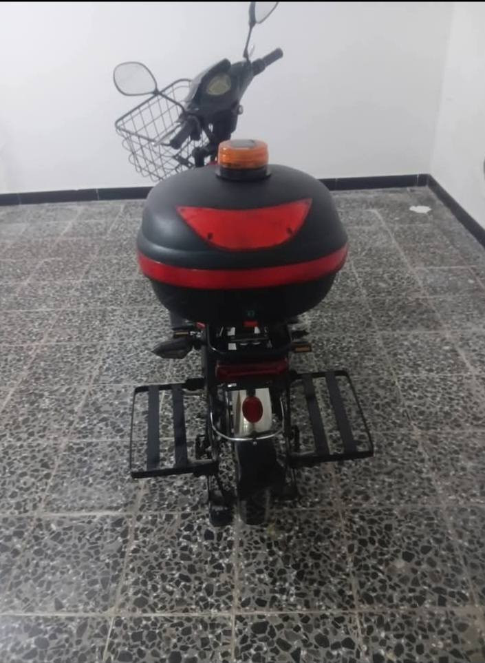 السلام عليكم للبيع دراجه شحن 🏍جاهزه كهربائيات كلها شغاله نظافه 90% سعرها 350 مكانها بغداد هذا رقمي يوجد واتساب ***********
