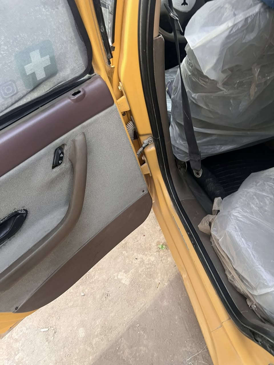 سلام عليكم سمند لبيع موديل 11سياره نضيفه مكينه نضيفه تبريد شغال حداديه كدام نضيفه توني شادها بس لوره نص عمر رقمها صدامي راعيها يريد تحويل ماعليها لا هيه ولا غرمات لسياره مصفره بس تحويل ورقم وسنويه كبل سياره كامله من كلشي ب19وبيها مجال ناصريه حي اور *********** لشري بل خدمه اني
