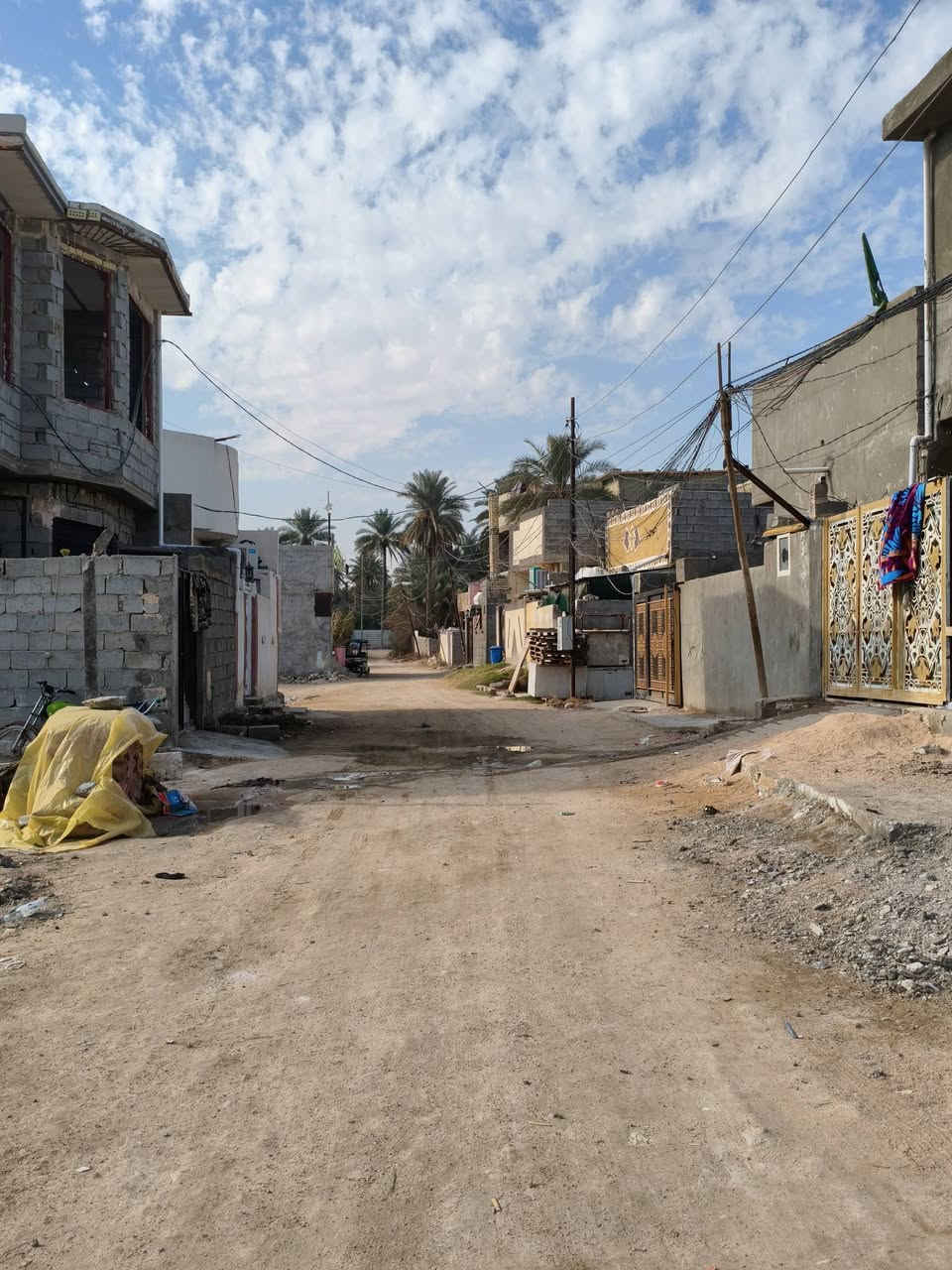 السلام عليكم
بيت للبيع مساحه ١٠٠ متر طابقين طابو زراعي سند ٢٥ 
يقع في الحسينيه شارع الحافض 
يحتوي البيت على غرفه مطبخ صاله وصحيات 
الطابق الثاني غرفه صاله حمام .
للتواصل ***********. السعر 58 وبي مجال
