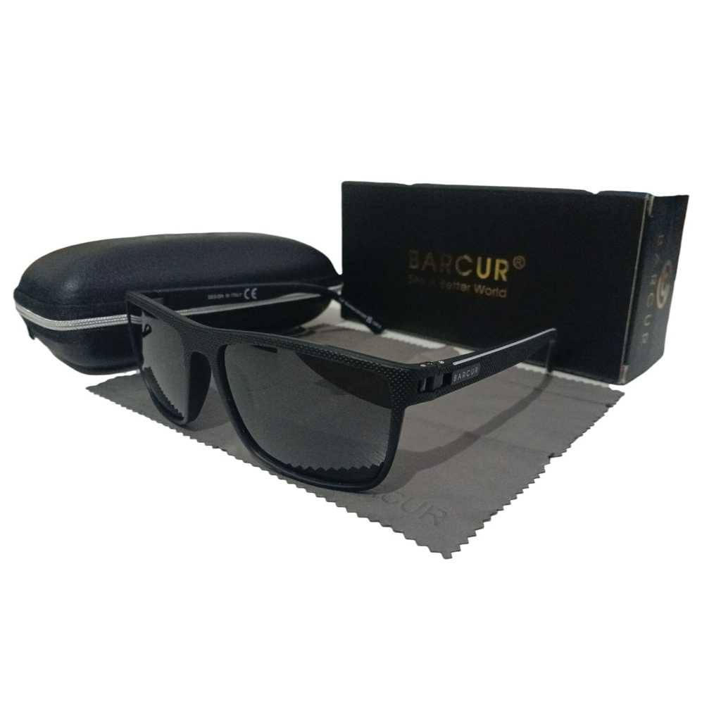 تُظهر الصورة نظارات شمسية من العلامة التجارية باركور (BARCUR)، وتحديداً موديل BC2139 المصمم للجنسين (رجال ونساء). تتميز هذه النظارات بإطار مستطيل عصري يجمع بين الأناقة والوظائف الرياضية.
ع اول تم ابيع سعر القطعة #ب15فقططط 
#المواصفات_الفنية_والمميزات:

#مادة_الإطار: مصنوع من مادة TR-90، وهي مادة تتسم بالمرونة العالية، وخفة الوزن الفائقة، والمتانة، مما يجعلها مريحة جداً للاستخدام المطول والأنشطة الرياضية.

#العدسات: عدسات TAC مستقطبة (Polarized)، تعمل على تقليل الوهج الناتج عن الأنعكاسات (مثل الطرق والمياه) وتخفيف إجهاد العين، مما يوفر رؤية واضحة وألواناً حقيقية.

#الحماية: توفر حماية كاملة بمعيار UV400 ضد الأشعة فوق البنفسجية الضارة (UVA و UVB).

#التصميم: إطار باللون الأسود المطفأ (Matte Black) مع نمط مربعات مميز على الأذرع وهيكل يسمح بتدفق الهواء.

#الملحقات: تأتي عادةً مع مجموعة كاملة تشمل علبة صلبة أصلية، حقيبة سحب قماشية، قطعة قماش للتنظيف، وبطاقة اختبار الاستقطاب. 

توجد خدمة توصيل للمحافظات كافة.


**إذا كنت صاحب هذا الإعلان وتريد حذفه لأي سبب، رجاءا أرسل رسالة إلى الدعم الفني**