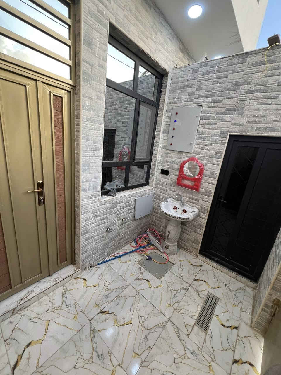 ‼️ بيت للبيع تضحيه نهايه شارع العياده حي المالكي
🛑دار طابقين بعده ما سكون يحتوي عله ٣ غرف الطابق الارضي غرفه معه صحيات داخليه وخارجيه واستقبال وصاله ومناور ومطبخ 

🛑 الطابق الثاني يحتوي على غرفتين ومطبخ وصحيات وصاله كونكريت مسلح سطح شتايكر بناء ٢٠٢٦ درجه اولى منطقه كافه الخدمات مساحه ١٠٠ متر امامي السعر ١٥٠ معه المجال للتواصل ***********
