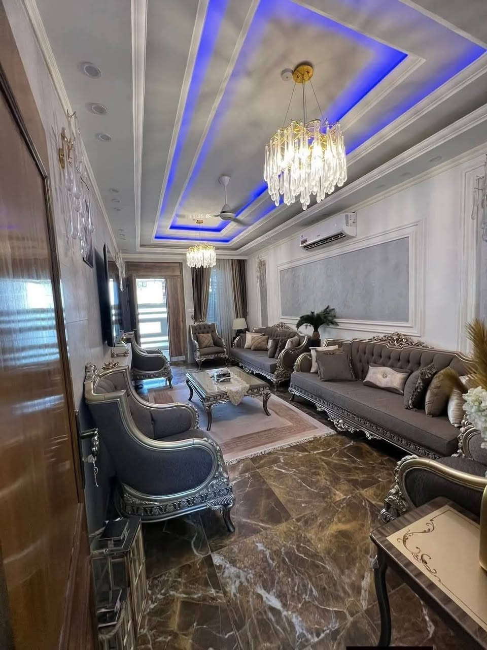 بيت مساحته 110 بستنه سند 25 طابقين يحتوي على 3 غرف نوم فوك  وغرفه جوه مكانه حي العباس عامود 20 البيع مع الاثاث  للاستفسار ***********
