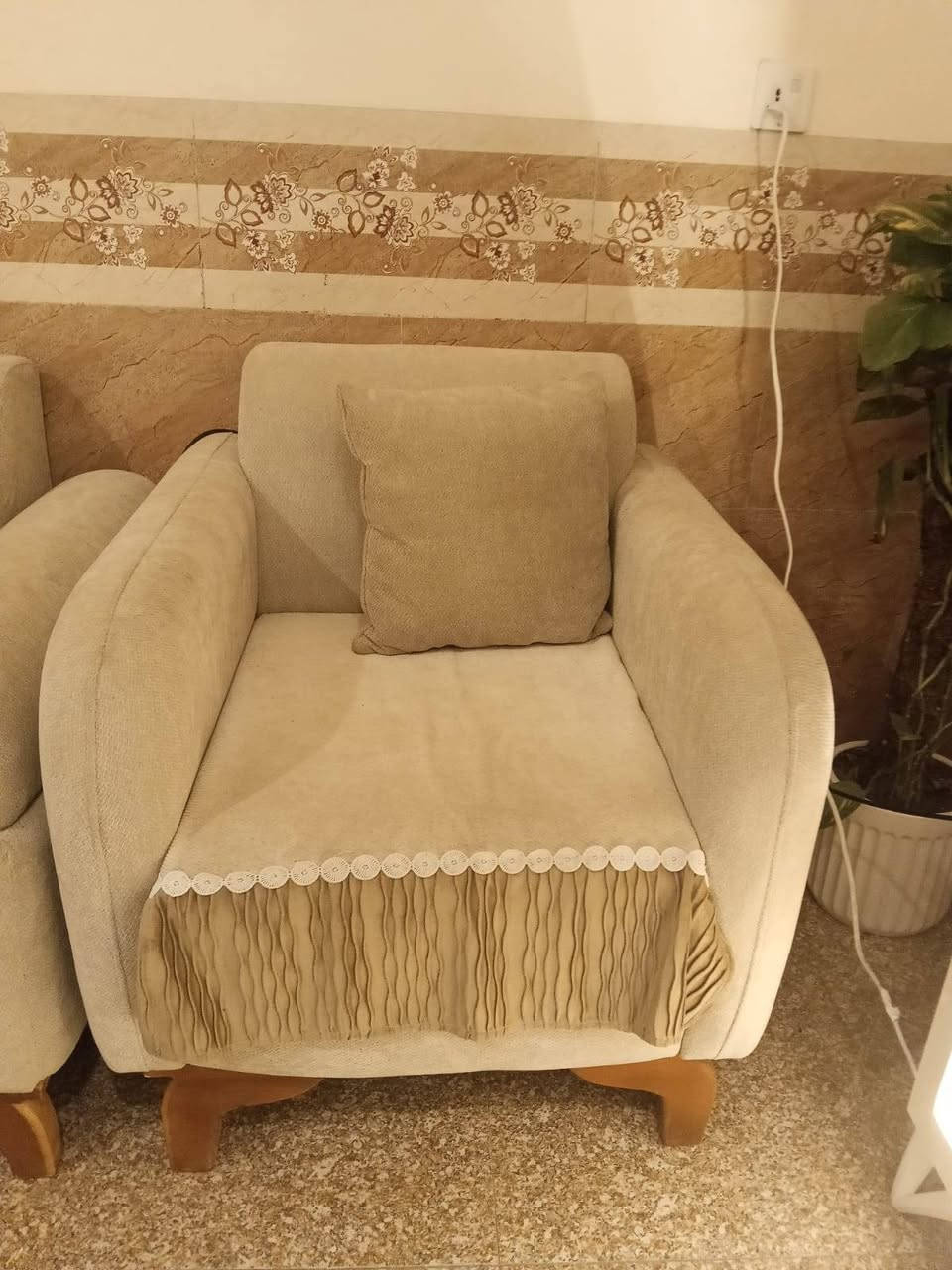 غرفه 350 ميز طعام 150ميز بلازمه 100تخم 10مقاعد 600كلهم بيهم مجال المكان حي الجهاد***********
