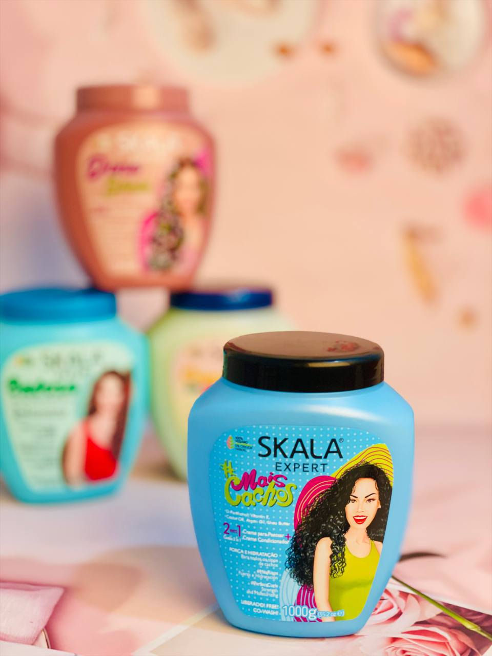 ✨💖 مجموعة سكالا SKALA الكاملة للعناية بالشعر البرازيلي 🇧🇷💖✨

إذا تعبتي من الجفاف، النفشة، أو ضعف الشعر 🤦🏻‍♀️ فهنا الحل المثالي بكل تفاصيله 💯  
مجموعة SKALA تجي بأربع أنواع مختلفة، كل واحد مخصص لحالة معينة حتى تلبين كل احتياجات شعرج 👇

💗 Dona Skala (الوردي)  
✔️ مناسب للشعر الجاف والمتعب  
✔️ غني بزيوت نباتية مثل جوز الهند والأفوكادو 🌿  
✔️ يمنح ترطيب عميق ولمعان واضح من أول استخدام  
✔️ يقلل التقصف ويرجع الحيوية للشعر  
✔️ يخلي الشعر ناعم وسهل التمشيط بدون عقد  

💙 Mais Cachos (الأزرق)  
✔️ مخصص للشعر الكيرلي والمموج 😍  
✔️ يحتوي على مكونات تغذي التموجات وتحافظ على شكلها  
✔️ يقلل النفشة ويحدد الكيرل بشكل مرتب وطبيعي  
✔️ يرطب الشعر بدون ما يثقله  
✔️ مثالي للاستخدام اليومي  

💚 Babosa (الأخضر)  
✔️ غني بالألوفيرا (الصبار) 🌿  
✔️ يرطب الشعر بعمق ويقويه من الجذور  
✔️ يساعد على تقليل التساقط ويعزز نمو الشعر  
✔️ مناسب للشعر الضعيف أو اللي يحتاج عناية إضافية  
✔️ يعطي نعومة وانتعاش طبيعي  

🤍 Coquetel de Frutas (الأبيض)  
✔️ مزيج مغذي من الفواكه 🍓🥥  
✔️ يغذي الشعر ويعوض الفيتامينات المفقودة  
✔️ يساعد على فك التشابك بسهولة  
✔️ يخلي الشعر ناعم، خفيف، وريحة حلوة  
✔️ مناسب لكل أفراد العائلة 👨‍👩‍👧‍👦  

✨ مميزات المجموعة:  
🔥 2 بـ 1 (كريم تصفيف + بلسم)  
🔥 حجم كبير اقتصادي 1000g يكفي لفترة طويلة  
🔥 خالي من المواد الضارة (سيليكون، سلفات، بارابين)  
🔥 مناسب لكل أنواع الشعر  
🔥 ممكن يستخدم كـ ماسك، بلسم، أو كريم بدون غسل  

💥 يعني مهما كان نوع شعرج… راح تلقين الحل المناسب بهالمجموعة 💥  
اختاري واحد أو جربيهم كلهم وراح تلاحظين الفرق من أول أسبوع 😍✨


**إذا كنت صاحب هذا الإعلان وتريد حذفه لأي سبب، رجاءا أرسل رسالة إلى الدعم الفني**