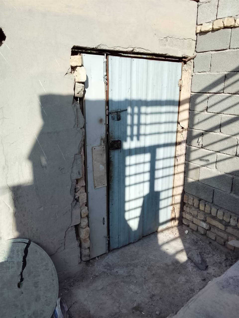 السلام عليكم باب بطاقه وربع نظيف شادله بليته حديد السعر 90 وبي مجال العنوان حي اور سبع قصور الاستفسار عالرقم ***********
