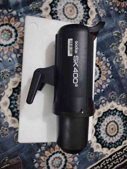 كاميرا نيكون nikon d7100
مع ملحقاتها كاملة وبطاريتين. الكاميرا بحالة جيدة زوم اصلي  Telephoto Zoom 70-300mm

ومجموعة اضاءة إحترافية جديدة godox sk400

مع جهاز تحكم عن بعد. السعر 600 وبي مجال بسيط.

***********
