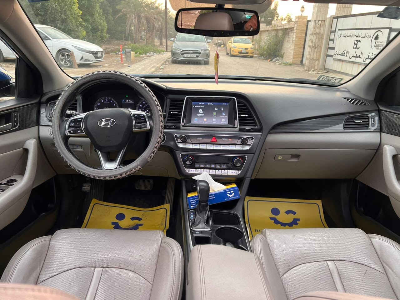 سلام عليكم سوناتا ٢٠١٨ وارد امريكي حادثها من امريكا بس لايتات لاماميه سرقه فقط هنا بل عراق صارت بيها طخات بسيطه انصبغن عله كدهن سياره حلوه وجاهزهه
سياره بدون ايرباك
مكينه وكير وحداديه وتبريد كفاله 
فول مواصفات  Vip
فتحه + بصمه + بصمه ابواب + داخل جلد رصاصي + كشنات لاماميه كهرباء + كشنات لاماميه تدفئه وتبريد + رادار جوانب + كشن خزن ممري + مري قلاب مع رجوع + رادار امامي + ثلاث اظمه قياده + فول تحكمات + شاشه جبيره + كامره دواره + تبريد قطعتين +وباقي لمواصفات لمعرفه 
مكينه ٢٤٠٠ شرط كفاله مملعوب بيها ابد 
سعر ١٢٣
مكان السياره الكراده 
للستفسار
***********
