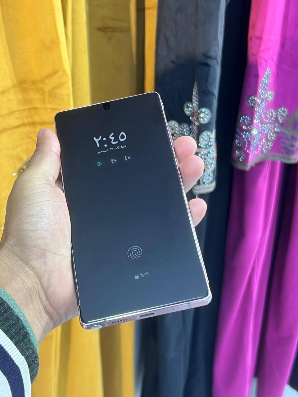 مواصفات الجهاز/
سامسونج نوت 20 فايف جي
Samsung Galaxy Note 20 5G
1. الشاشة:
   - نوع: Dynamic AMOLED 2X
   - الحجم: 6.9 بوصة
   - الدقة: 3200 × 1440 بكسل (WQHD+)
   - معدل التحديث: 120 هرتز
2. المعالج:
   Snapdragon 865
3. الذاكرة:
   - ذاكرة التخزين:256جيجابايت
   - الذاكرة العشوائية (RAM): 12جيجابايت
4. الكاميرا:
   - الكاميرا الخلفية: 
     - 108 ميغابكسل (عدسة رئيسية)
     - 12 ميغابكسل (عدسة مقربة مع تقريب بصري 50x)
     - 12 ميغابكسل (عدسة عريضة)
   - كاميرا أمامية: 10 ميغابكسل
5. البطارية:
   - السعة: 4500 مللي أمبير
   - دعم الشحن السريع والشحن اللاسلكي
6. نظام التشغيل: يأتي مع Android وواجهة One UI.
7. مميزات إضافية:
   - دعم القلم S Pen
   - مقاوم للماء والغبار (IP68)
   - دعم شبكات 5G
السعر 270بيع او مراوس
***********
