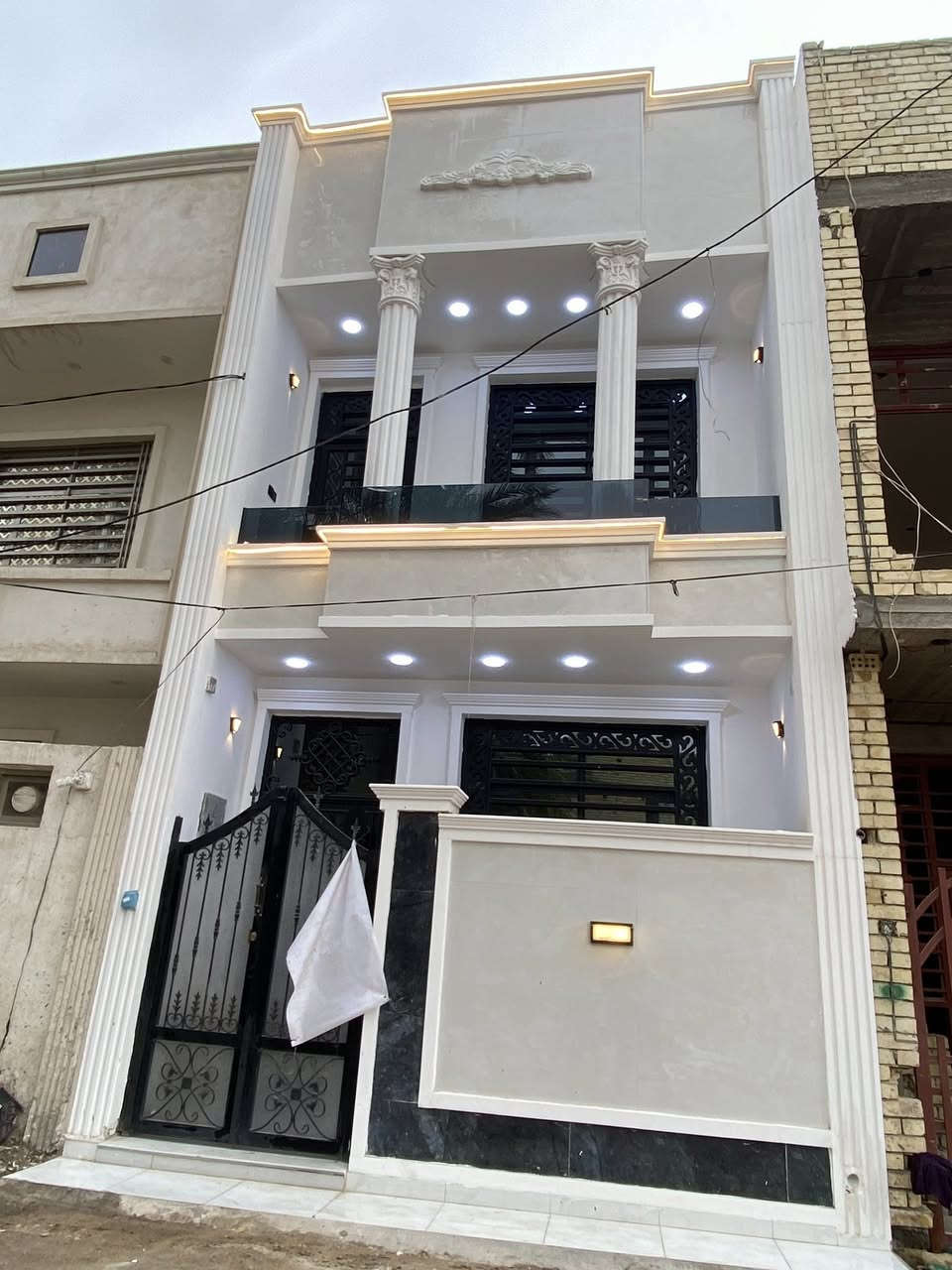 سلام عليكم دار للبيع مساحه65متر تحتوي على 3غرف نوم رقم الهاتف ***********
