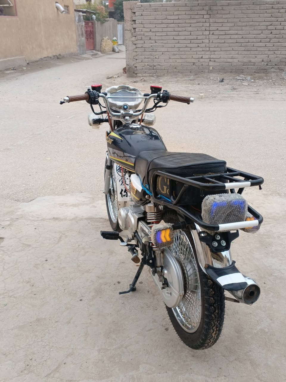 سلام عليكم 
تايكر سولنك للبيع 
TIGER SONLINK  
دراجه موديل 2025 
دراجه مال جناي 
تايكر سونك الاصلي باب اول ختم ونجوم بعدها على وضع الشركه
ملاحضه:  الدراجه باب اول الاصلي. 
صار 6 اسابيع من طالعه من الوكيل 
الدراجه عل ايدي طالعه 
اوراق كامله 
دراجه كامله مكمله
كهربائيات كلشي شغال 
محرك مكفول ما مفتوح 
دراجه خير من الله شلعه ومعدل ✈️✈️
كلشي ما ناقصه دراجه مال جناي 

مواصفات:
- بصمه وسويج
- بريك امامي دسك عنبار زيتي 
- وكلج عنبار زيتي 
- تشغيل عن بعد
- تقفيل + تفتيح
- حساس سرقه
- تشغيل بصمه او سويج
- MB3 بلادي
- شاحن YSB خارجي
- دشبول الكتروني 
- دشبول شغال
- كهربائيات شغاله
- لايت عدسه عالي + ناصي + سكن لد 
- بك لايت لد شكل الحديث  
- اشاير أيضاً لد شكل الحديث  
- تايرات جدد  
- الدراجه كفاله عامه من كلشي 
الدراجه كاملة على اخر حبايه 
سعر 725 وبيه مجال 
ب7️⃣2️⃣5️⃣ وبيه مجال 
الدراجه شغاله عل اخر حبايه تريد
مكاني بابل محاويل 
رقمي ***********
واي استفسار تفضل اتصل وميكون خاطرك اله طيب 🤝
