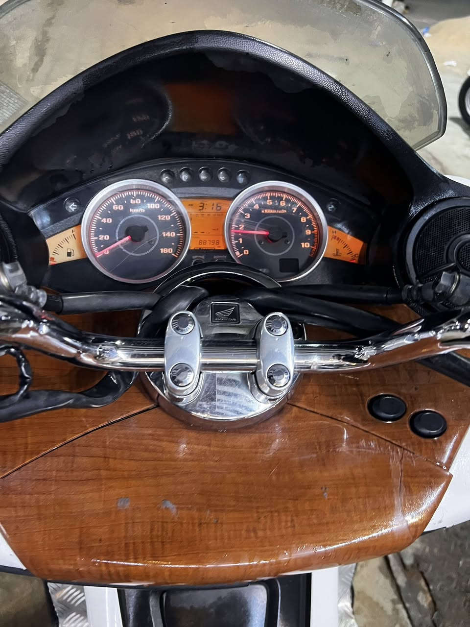 يا الله.. للبيع أو المراوس دراجة فورزة 010 بحالة ممتازة وجاهزة:
المحرك: شغال بشرط ونظافة ممتازة.

الكهربائيات: كلها شغالة (من الطقة للطقة).

النظافة الخارجية: الكفرات نظيفة جداً بنسبة 80% (موضحة بالصور).

الحالة: الدراجة جاهزة وما محتاجة أي مصاريف، دق سلف وتوكل.

💰 السعر: 10 ورقات (وبيها مجال طيب للشراي).

🔄 خيار المراوس: أراوس مع دراجة KTM (حسب النظافة والاتفاق).

📍 المكان: بغداد. 📞 للتواصل: ***********
