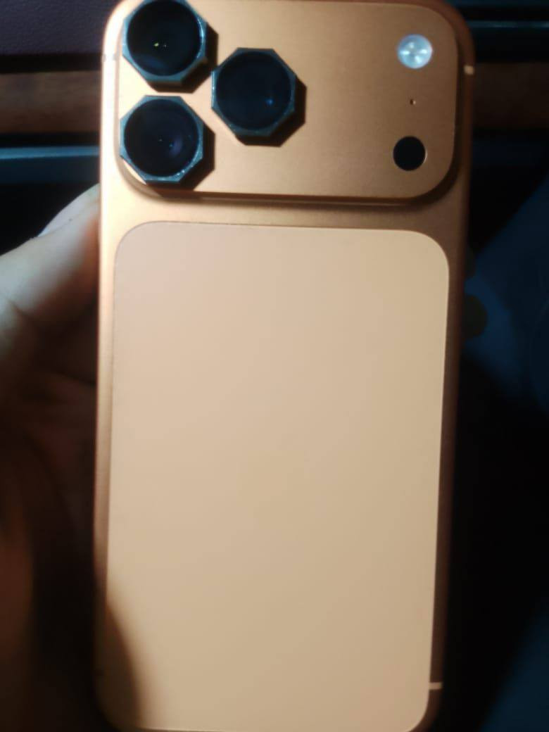 السلام عليكم 🫡 
للبيع جهاز ايفون 17برو ماكس
لون برتقالي المميز
الذاكره256
البطاريه 100‎%‎
ستخدام كلش قليل صار شهر من ماخذي
مشحون 40 شحنه
نسخه za شرق الاوسط عربي سيم كارت
غراضه كامله باكيت 
جهاز ضمان شركه الدولي
معروض بمليونين وبي مجال
***********
