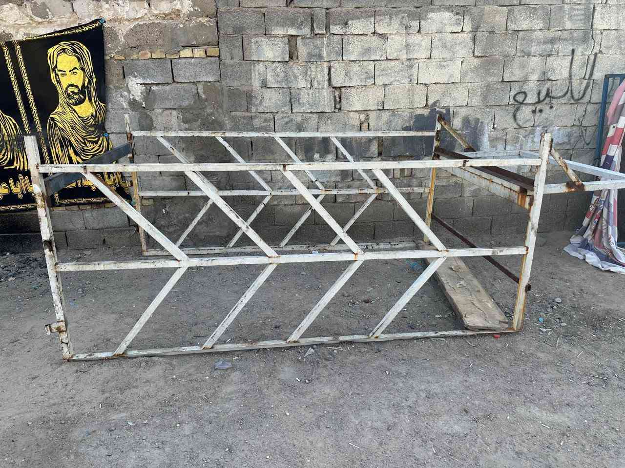محجرالبيع وسقيفه مال مخضرالسعر١٥٠العنوان البصره رقم الهاتف ***********
