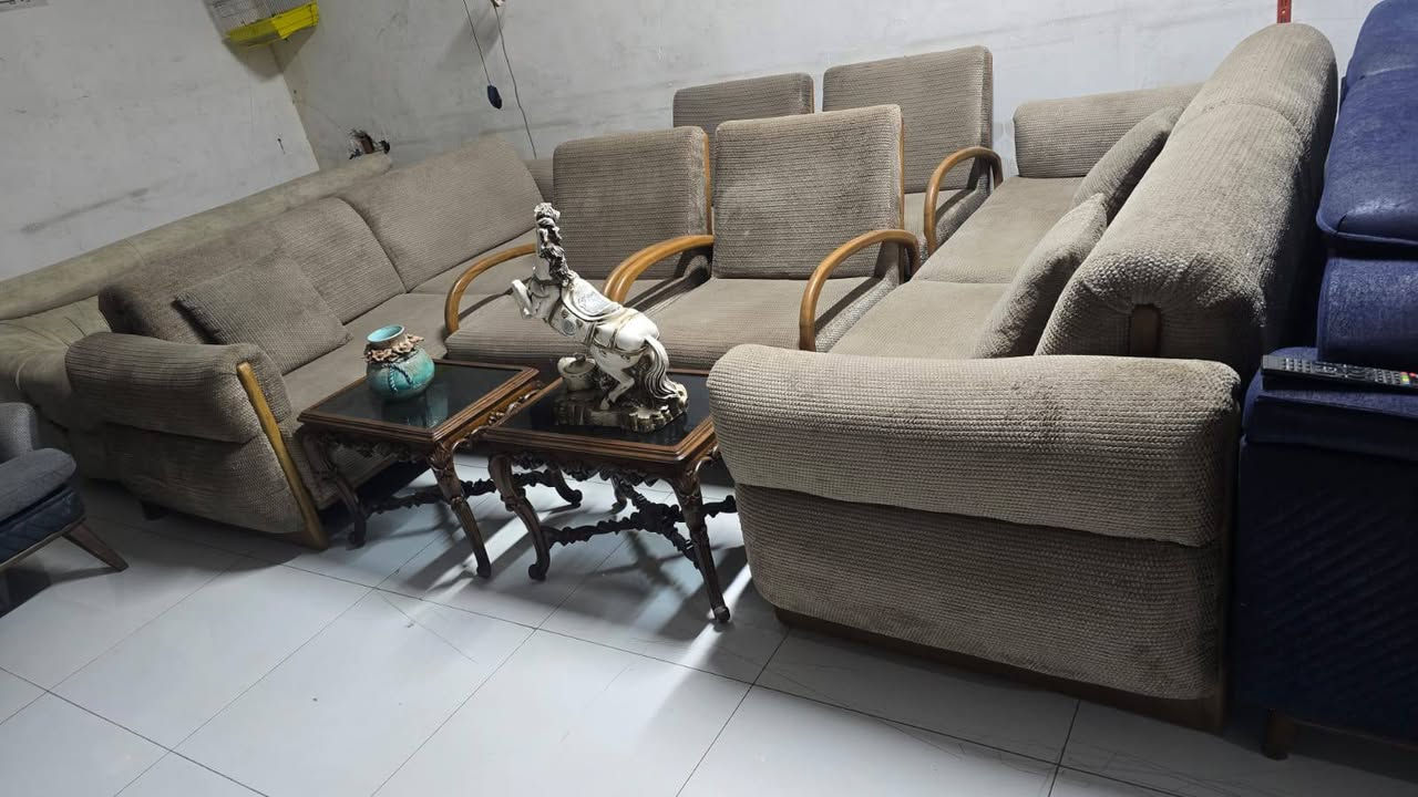 فخامة خشب الزان.. سيت تركي ملكي (10 مقاعد) 🪵✨
السلام عليكم.. متوفر الآن طقم تركي لعشاق المتانة والأصالة، يتميز بإطار كامل من خشب الزان الأصلي الذي يحيط به من كل الجوانب (داير ما داير)، مما يعطيه قوة تدوم لسنوات طويلة.
المواصفات:
✅ عدد المقاعد: 10 مقاعد (2 قنفات ضخمة + 4 كراسي ملكية).
✅ الخشب: هيكل كامل من خشب الزان الطبيعي بتصميم فني راقي.
✅ القماش: قماش مخملي متين وبلون كلاسيكي هادئ.
✅ الحالة: نظافة ممتازة جداً (95%)، سيت ثقيل جداً وبحالة الوكالة.
📍 العنوان: بغداد - الدورة - شارع الكفاءات.
📞 للحجز والاستفسار: ***********
