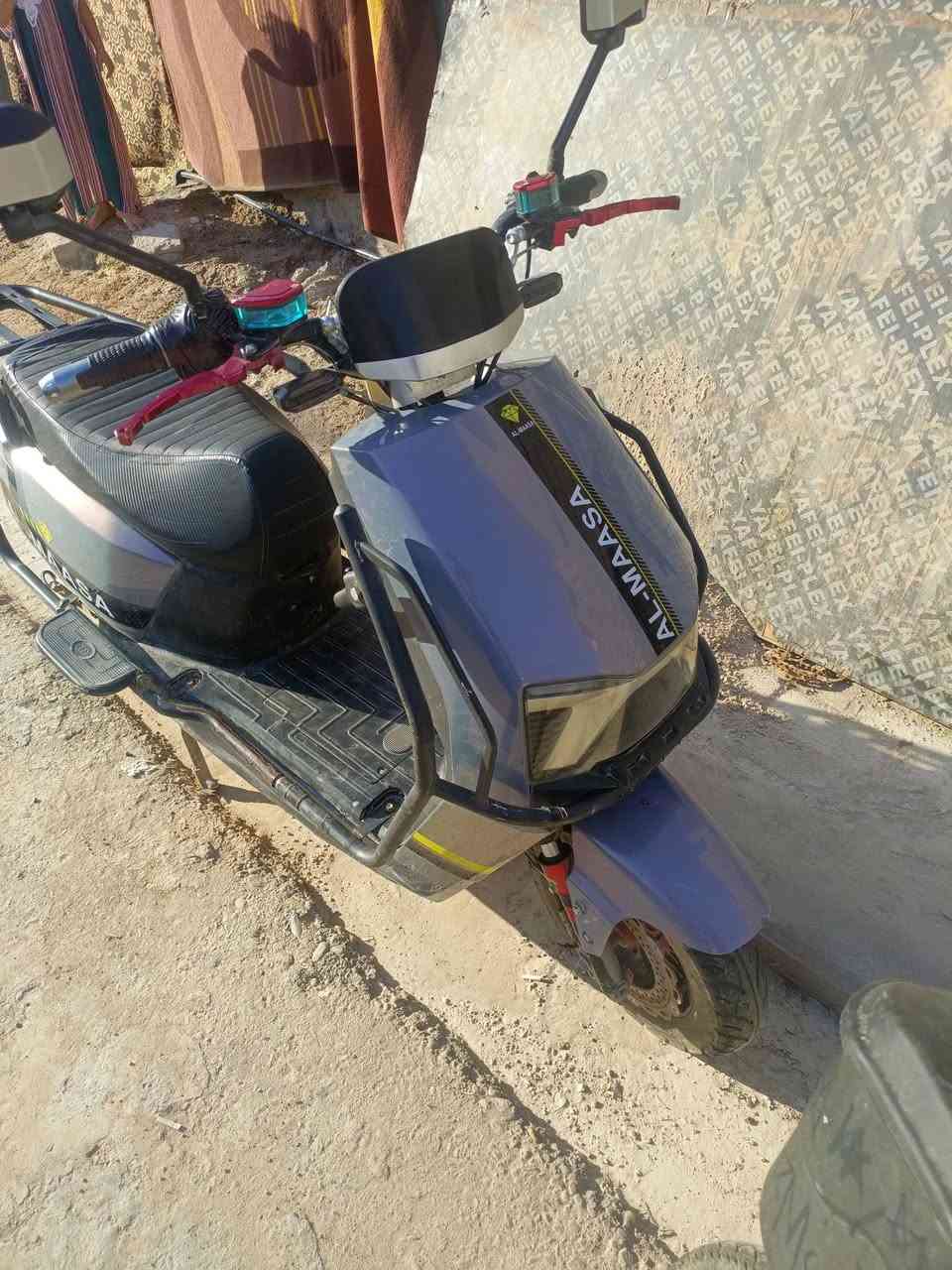 سلام عليكم دراجه شحن للبيع ست بطاريات عل فحص كهربائياته كلهه شغاله موديل 25 نضيف نوع مدرع سعر 450 الف مكاني رمادي رقم تليفون ***********
