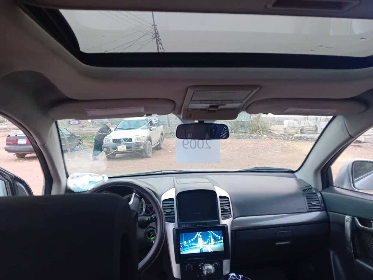 السلام عليكم اخوان للبيع  شوفليت كابتيفيا موديل ٢٠٠٩ رقم سليمانيه تحويل
فول سلايت. 
شاشه كامره
تخم اطارات جديد
محرك كير مكفول
٤ سلندر
سياره مكفول صبغ بلاد
تبريد ثلج
تتفئه شغال
سياره مال البيت مكان السياره ديالى
خانقين 
سعر ٩٠ وبي مجال حك الجيه 
يرهم مراوس أرقام شماليه فقط
رقم مبايل ***********
