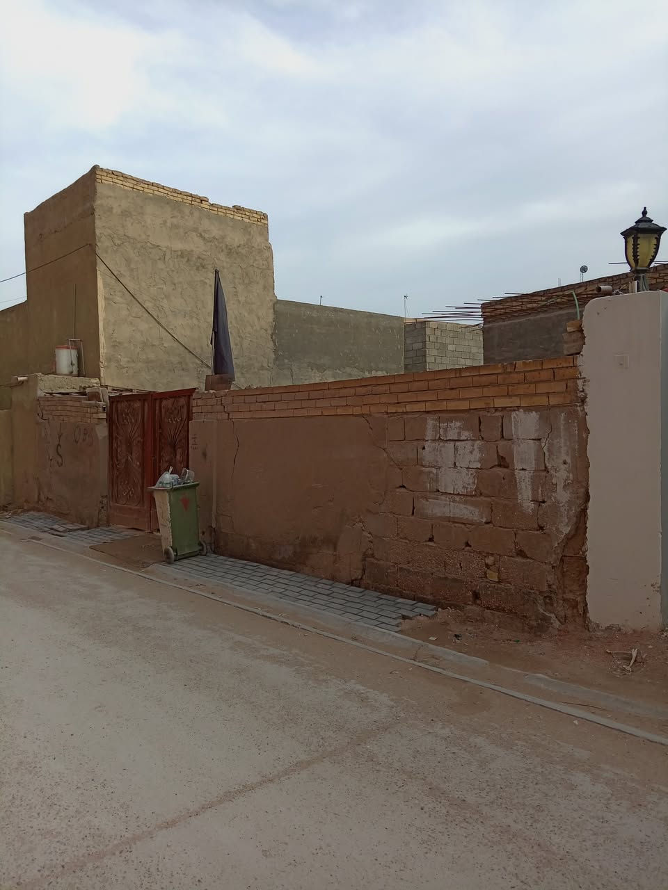 قطعة للبيع مساحة ٢٤٠ متر واجهه ١١ متر طابو زراعي سند ٢٥ السعر (٨٠ مليون) مع المجال
العنوان طويريج الجمعية شارع ام البنين الشارع الي بين الاسواق ومدرسة نبع المعرفة ثالث قطعة عن الشارع
تقريبا ٣٠ متر عن الشارع الرئيسي
بيها بيت قديم يصلح للسكن او الايجار وبي غرفة جديده معزوله عن البيت بس ينباع بسعر قطعة
تبليط مجاري ماء كهرباء كافة الخدمات
الشارع صب ٢٠سانتيم قبل التبليط
للاستفسار ***********
