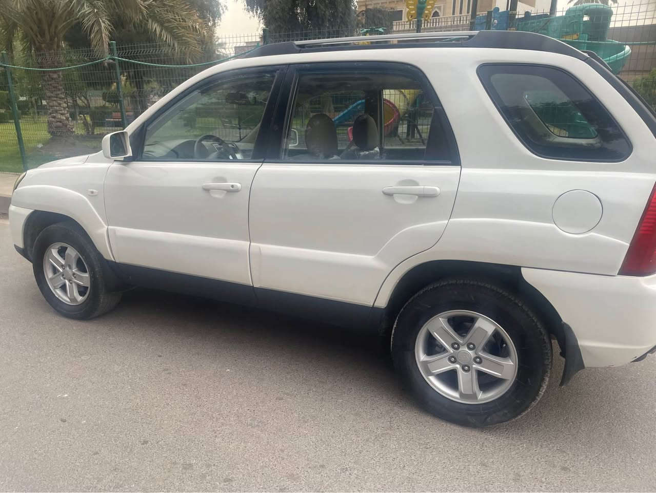 السلام عليكم كيا سبورتاج موديل 2010 بيه صبغ  جاهزه من كل النواحي وكالة الدولية عله ايد  وحده من سنه 2011  مكان السياره الكراده للاستفسار الاتصال على الرقم *********** السعر 110دولار بيه شوي مجال بغداد, العراق
